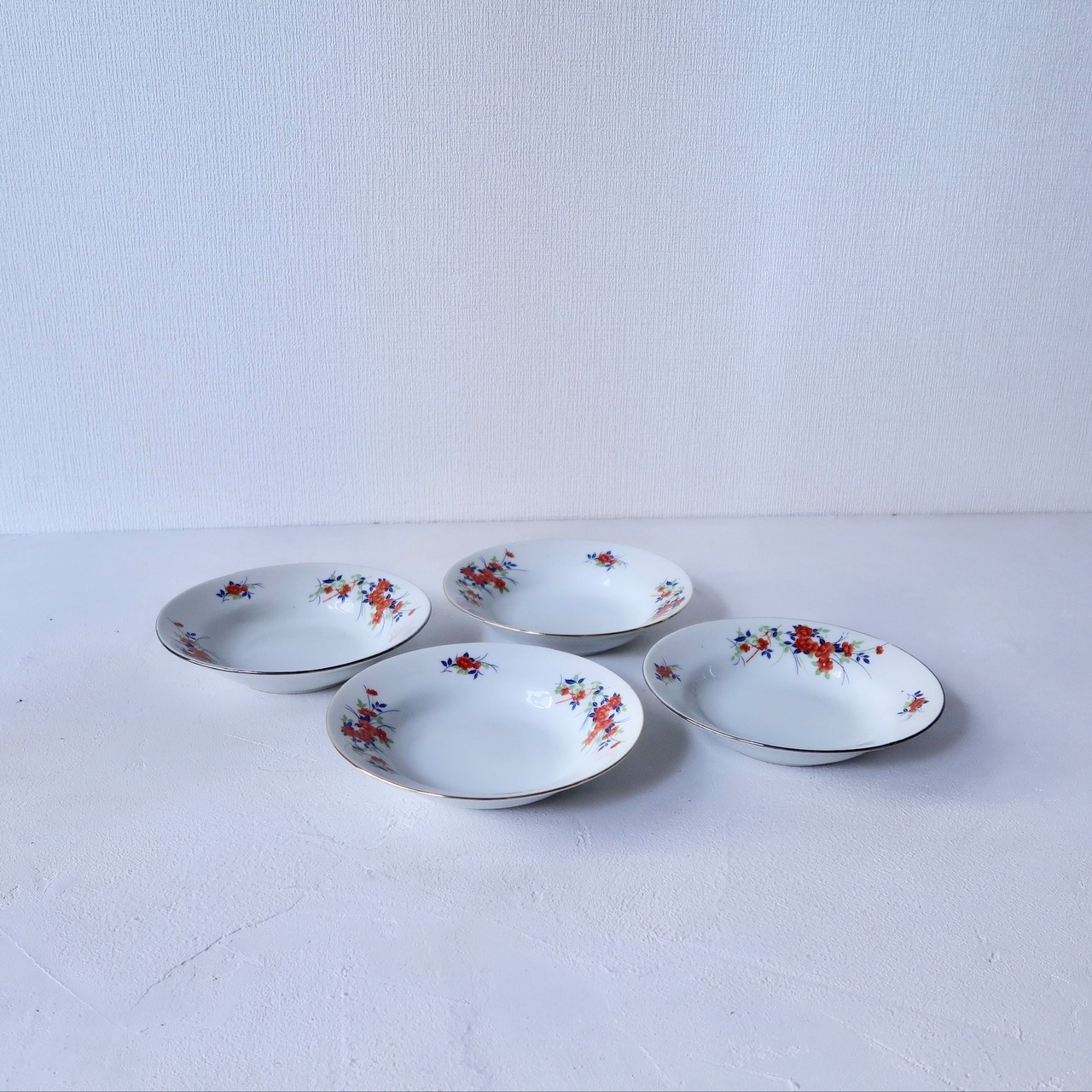 【台湾食器】オレンジとブルーのお花 深皿