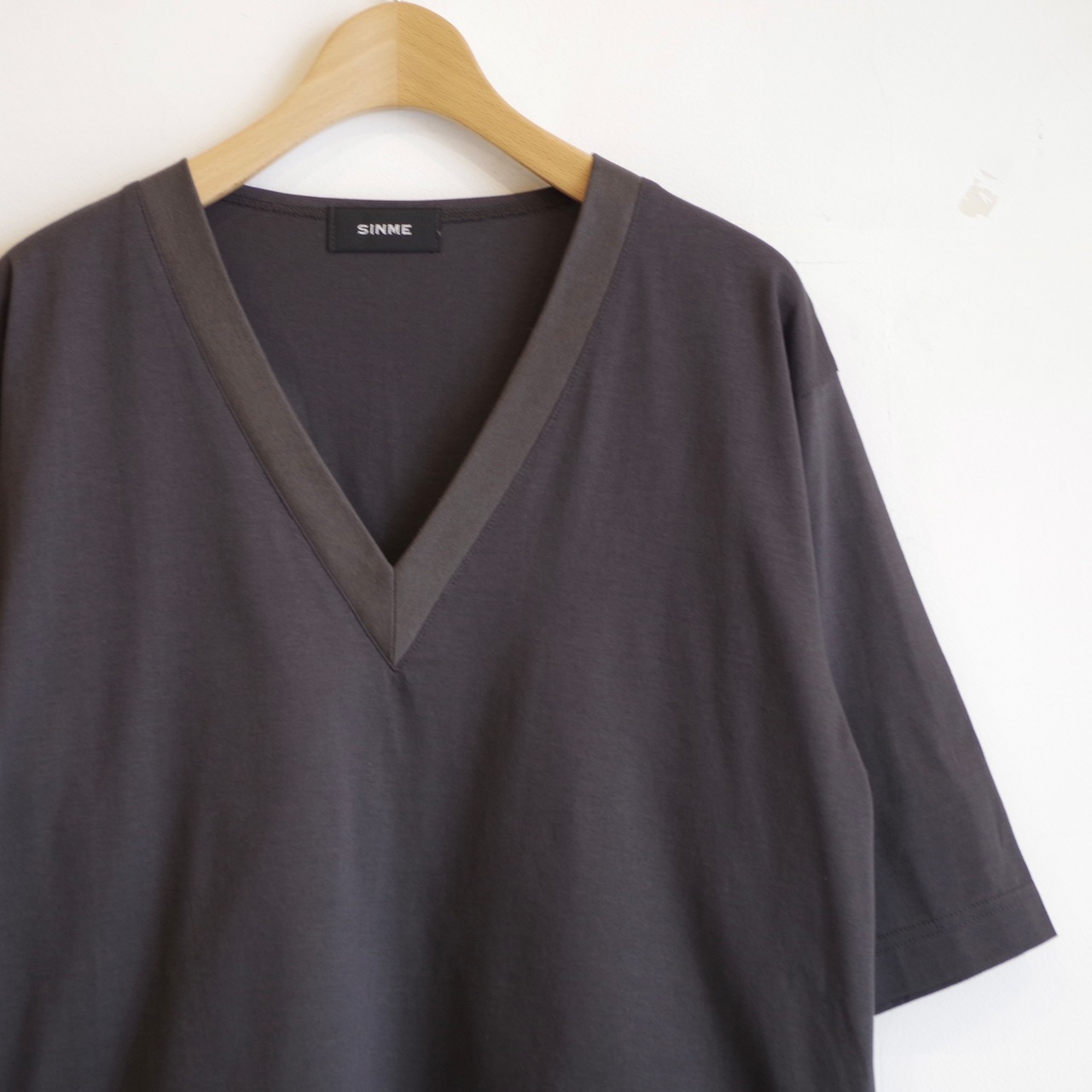 SINME VネックTシャツ チャコール