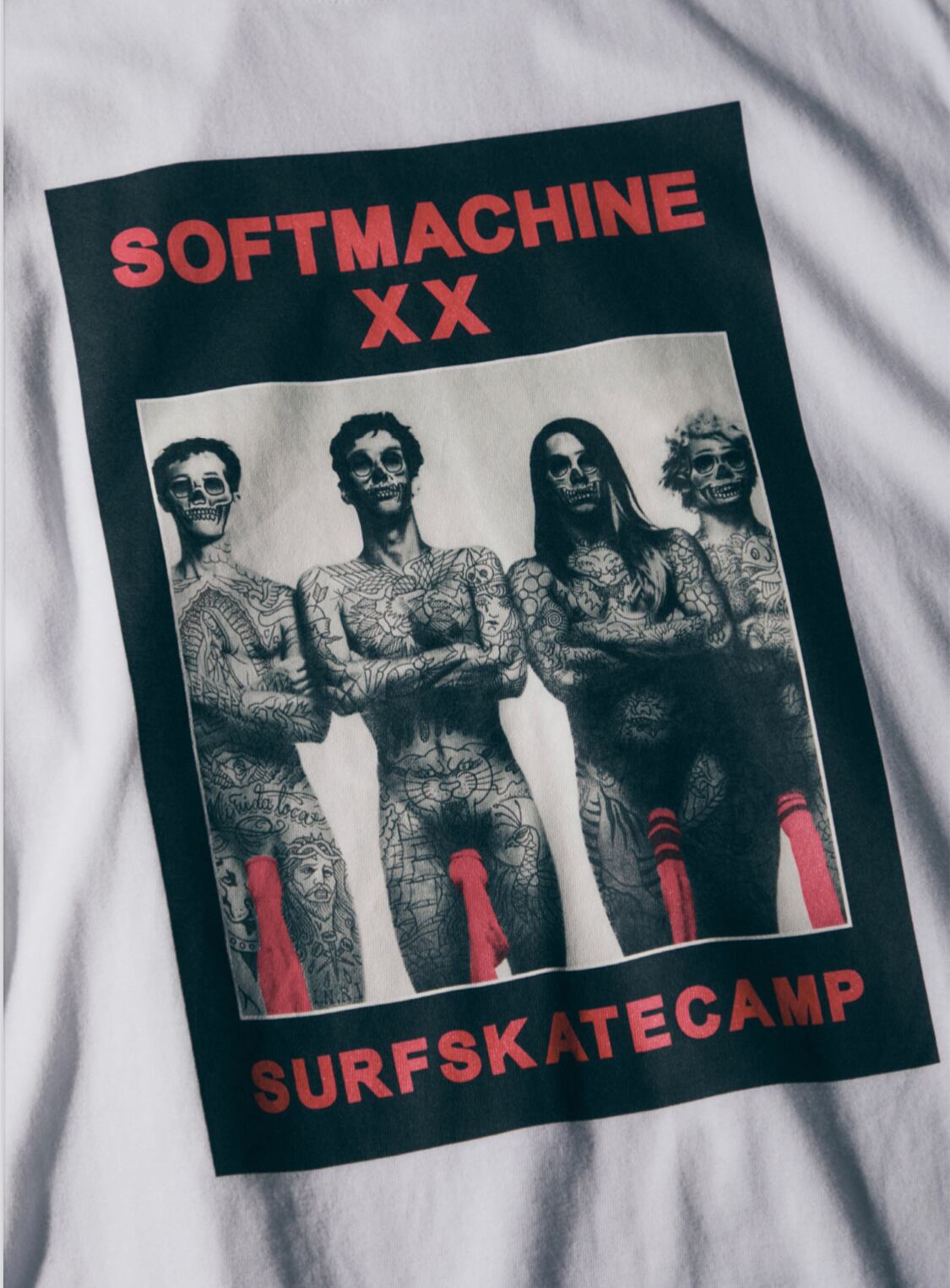 SOFTMACHINE × SURFSKATECAMP】 PULL YOUR SOX UP-T （WHITE）Tシャツ