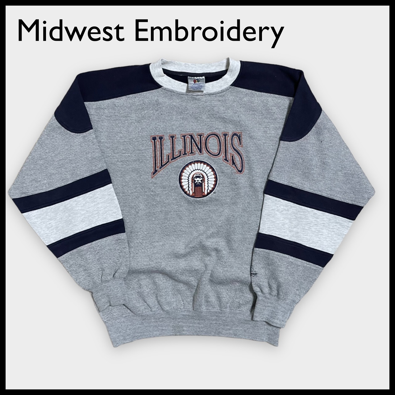 【Midwest Embroidery】カレッジ イリノイ大学 ILLINOIS 刺繍ロゴ インディアン スウェット トレーナー プルオーバー 切替 グレー US古着