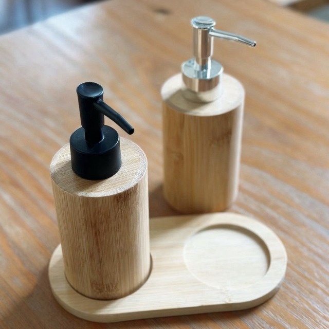 【木製 インテリア バス用品】ボトル2本 トレイ付き シャンプーボトル シャンプー トリートメント ハンドソープ スキンケア 詰め替えボトル 円形 丸型 ラウンド モダン シンプル おしゃれ ホテルライク 北欧スタイル