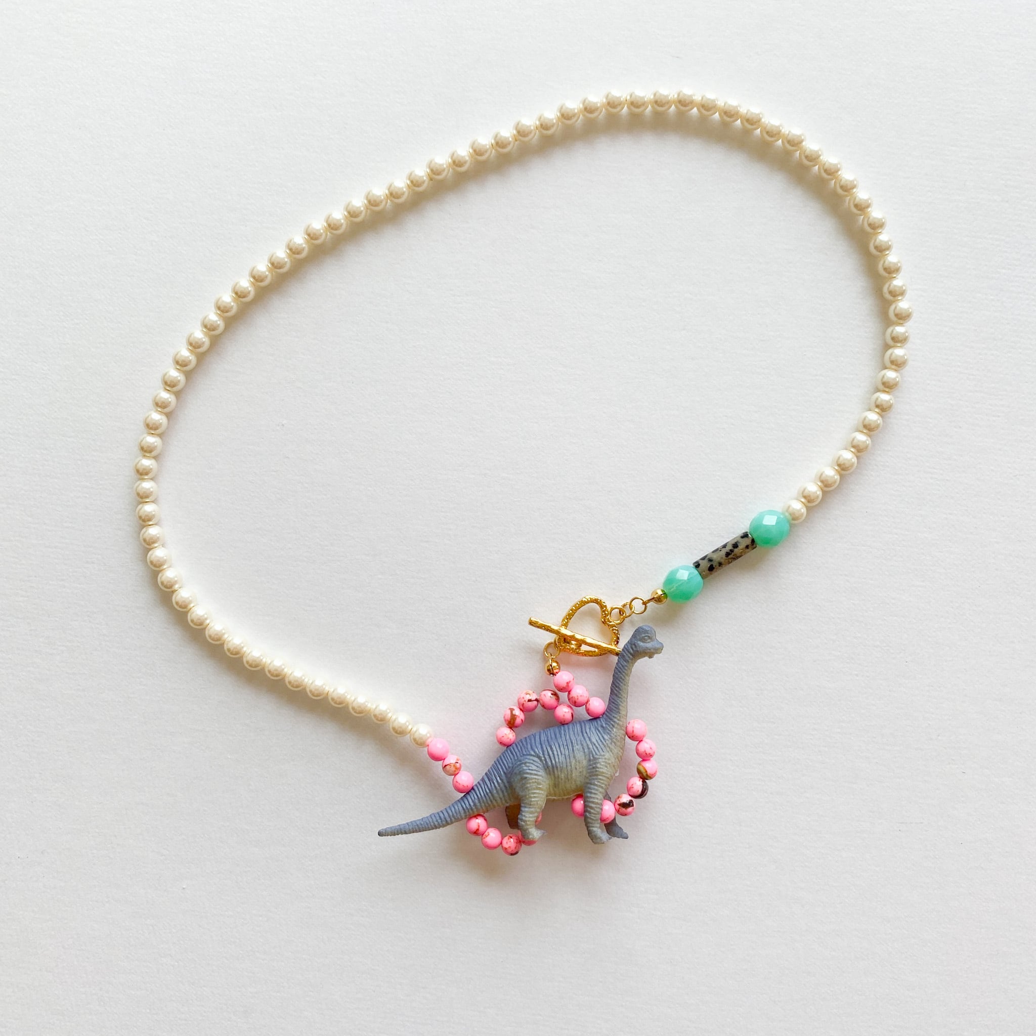 恐竜のくねくねネックレス