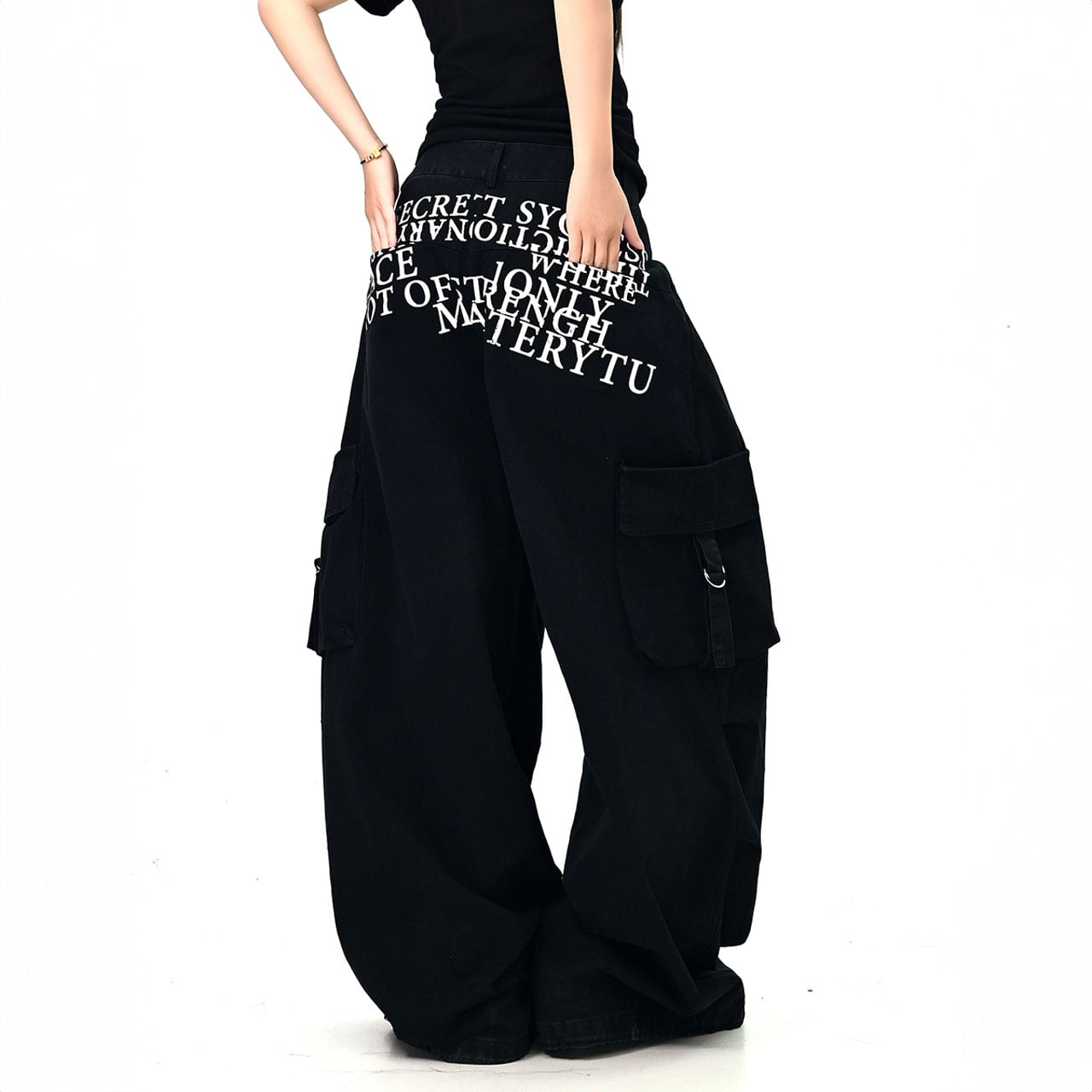 グラフィックレターカーゴワイドパンツ R01072