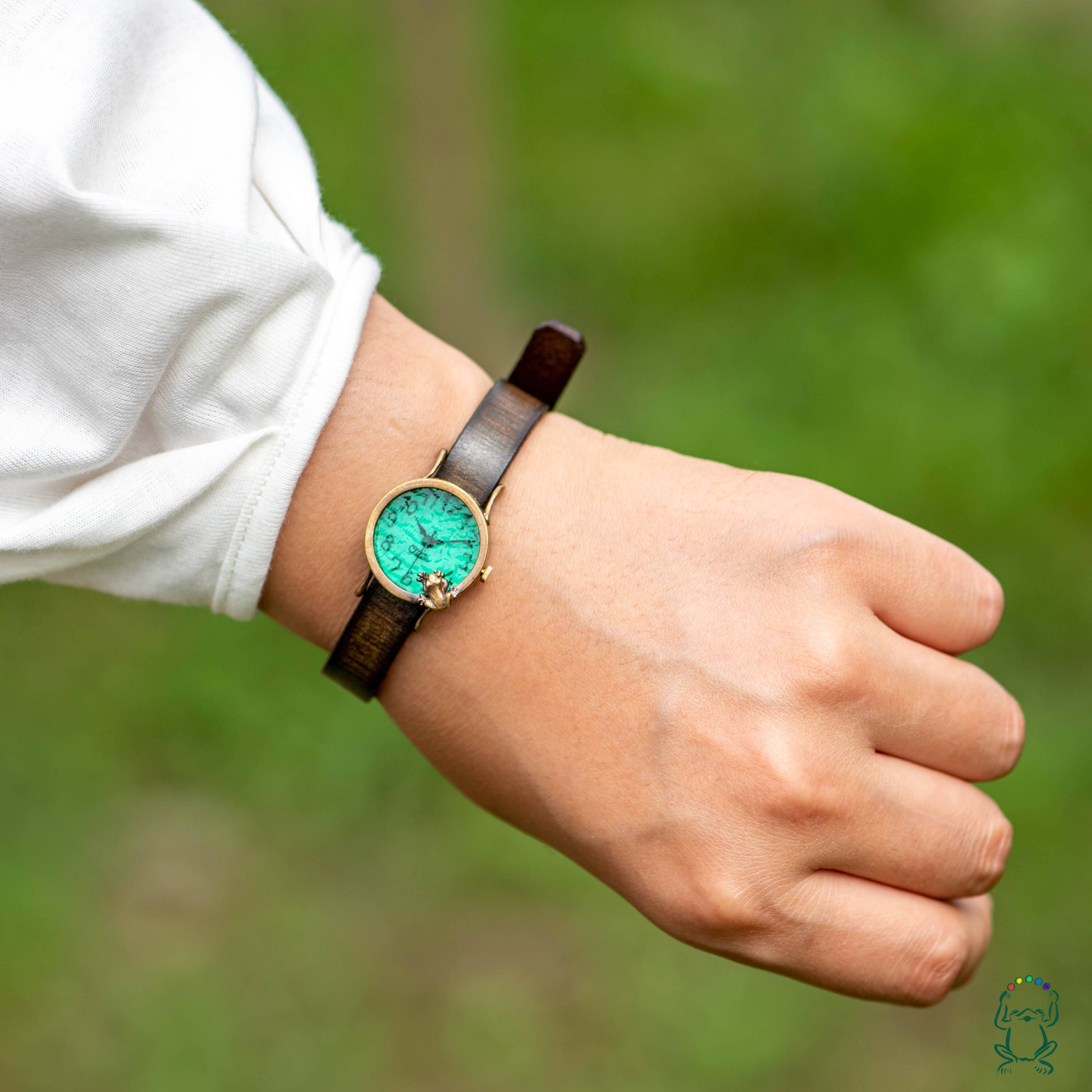 池をのぞく蛙腕時計Sエメラルドグリーン | カエルの時計屋さん