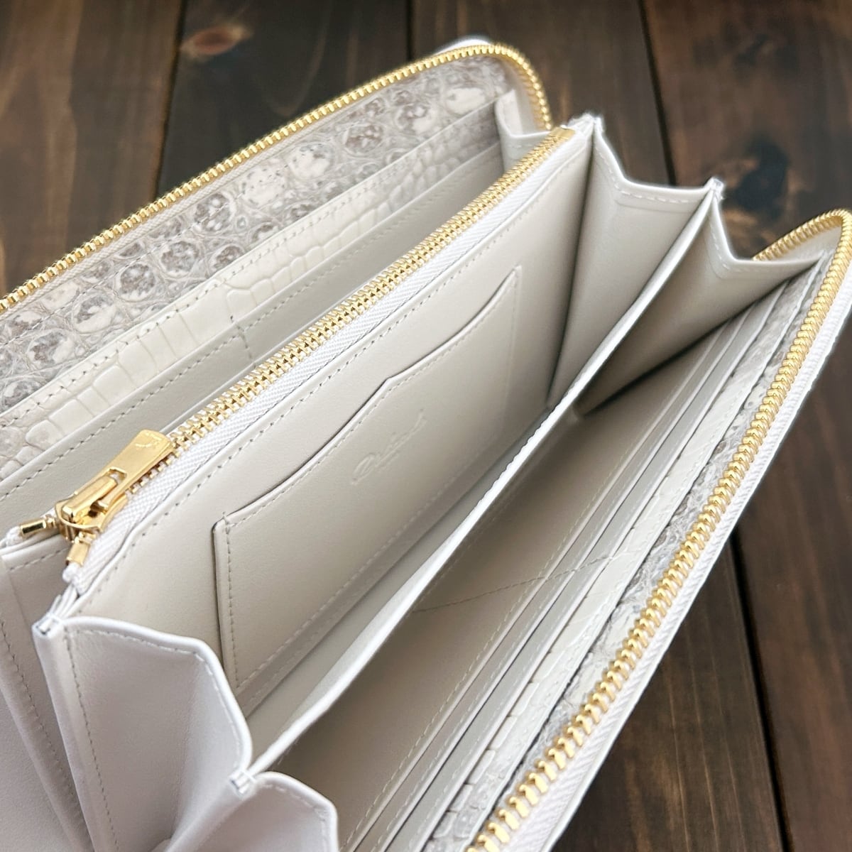 新品未使用 ヒマラヤクロコダイル 長財布 ホワイト JRA タグ付き ヒマラヤクロコダイル 長財布 | CUERO DELICADO（クエロ デリカド）