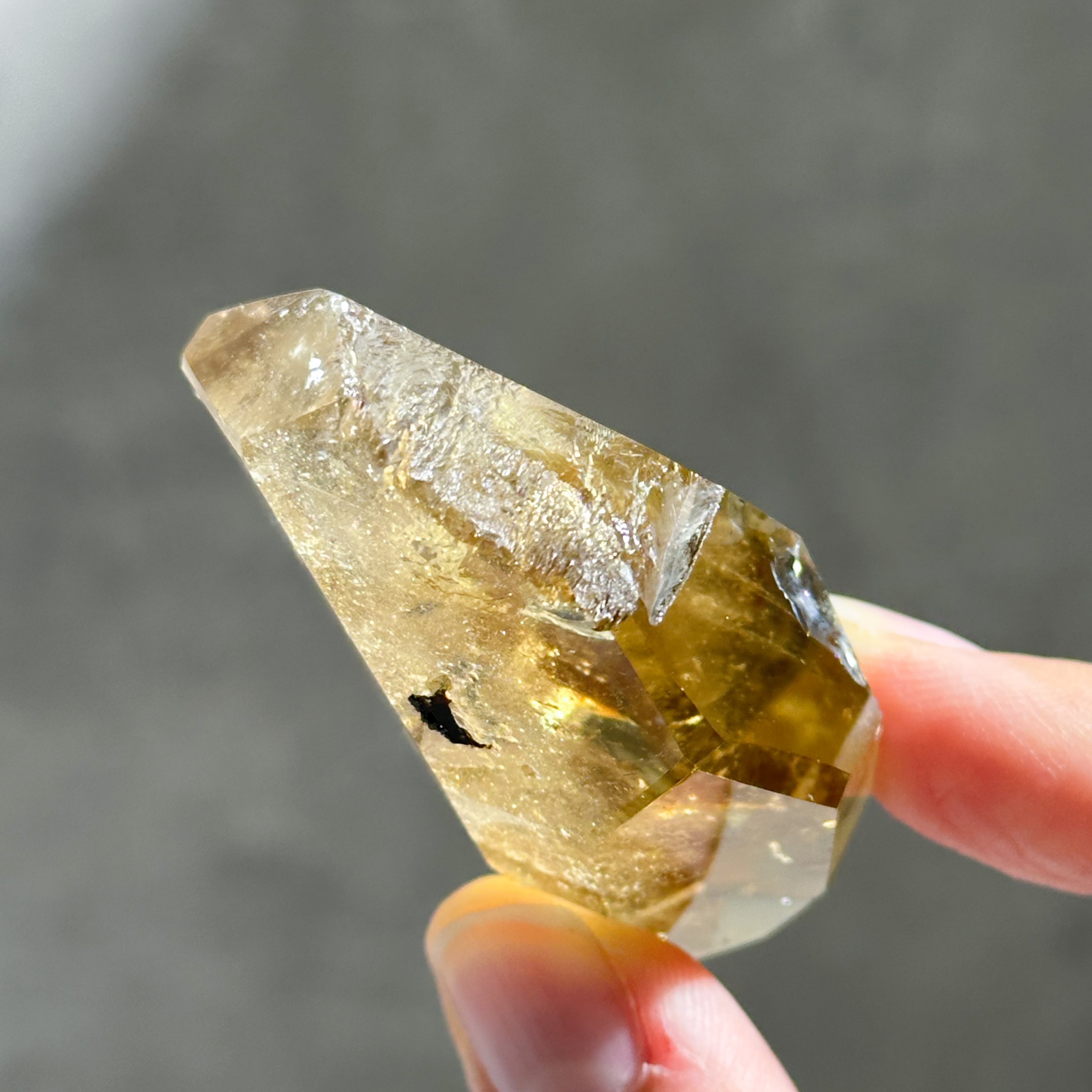 このシトリンたん綺麗！黄水晶とも言うよ！ 黄水晶・シトリン 美しいシトリンカラー、カテドラルの特徴