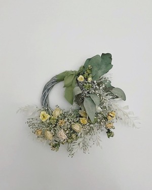 flower wreath " Creamy Edene  " かすみ草 バラ ローズ スターチス ハーフリース 黄色