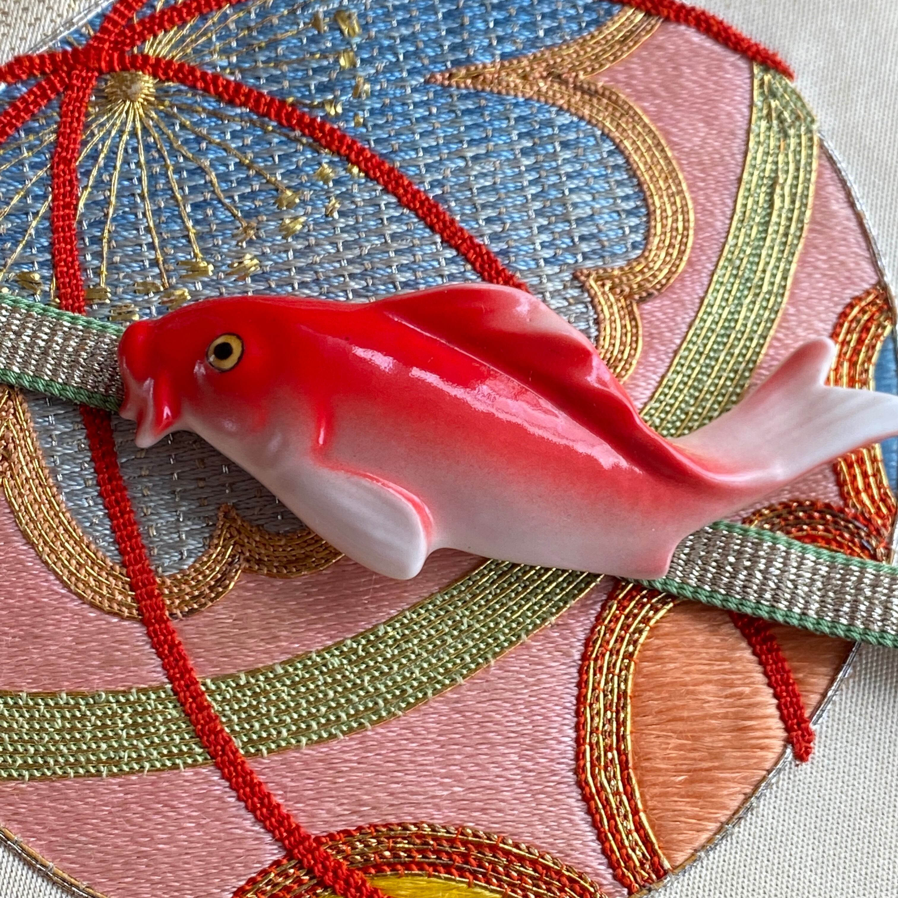 アンティーク　日本陶器　ボーンチャイナ緋鯉の帯留め