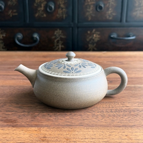 焼締黒華紋 極平後ろ手急須 200ml｜都築豊　大興寺窯（常滑焼）
