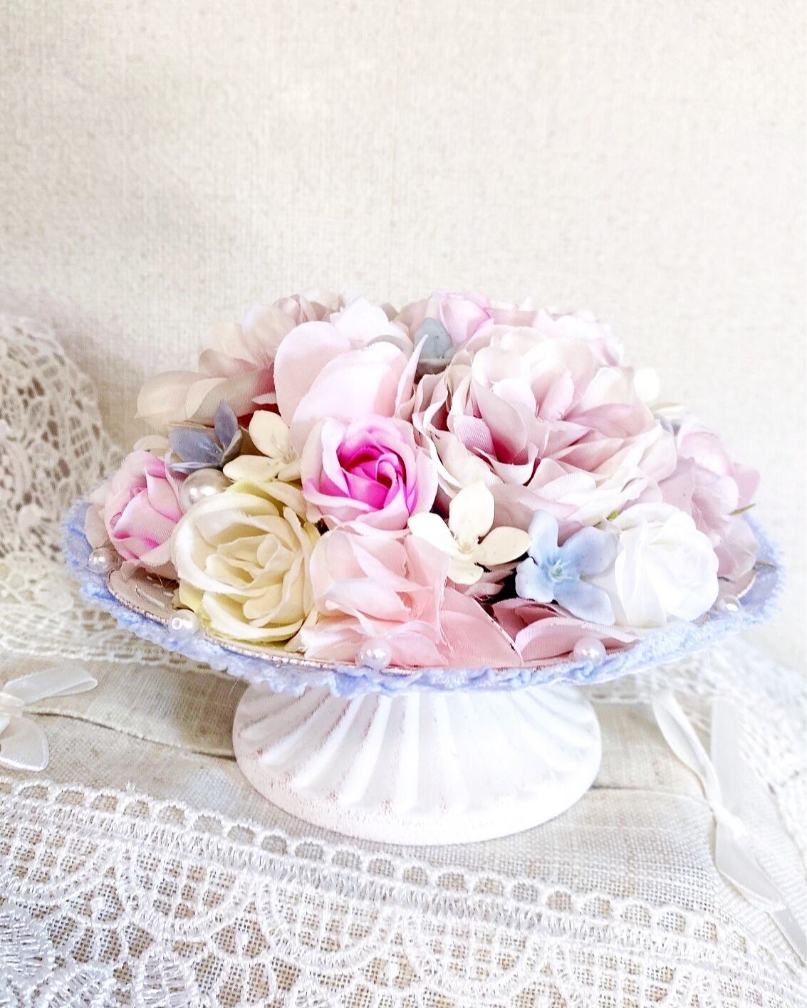 フラワーアレンジ【AR-007】白の容器に花咲くデコレーション｜パステルピンク ｜アーティフィシャルフラワー｜卓上アレンジ｜誕生日お祝い｜ギフト｜径約15㎝｜