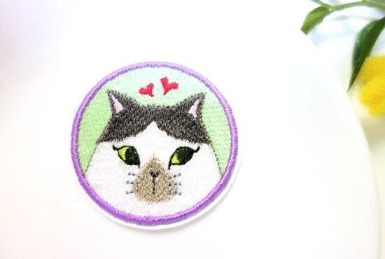 シールにもなる猫の刺繍ワッペン◇控えめなハチワレ柄のpucchi（ぷっち