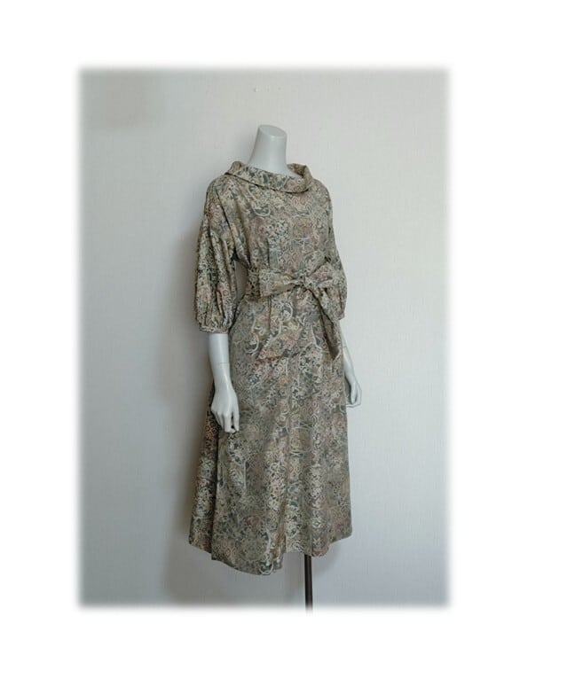 479 レトロなロールカラーワンピース 大島紬 ベージュ系 花柄 サッシュ