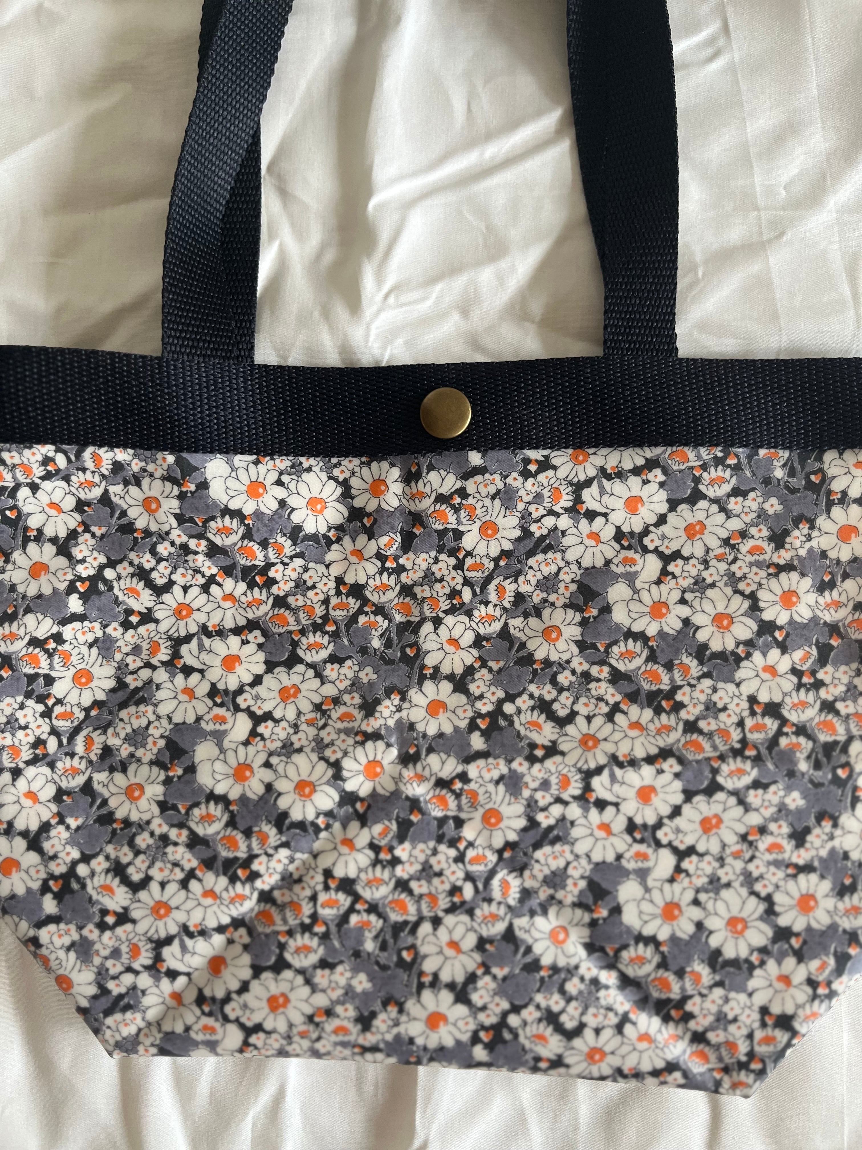 リバティ ラミネート生地のトートバッグ