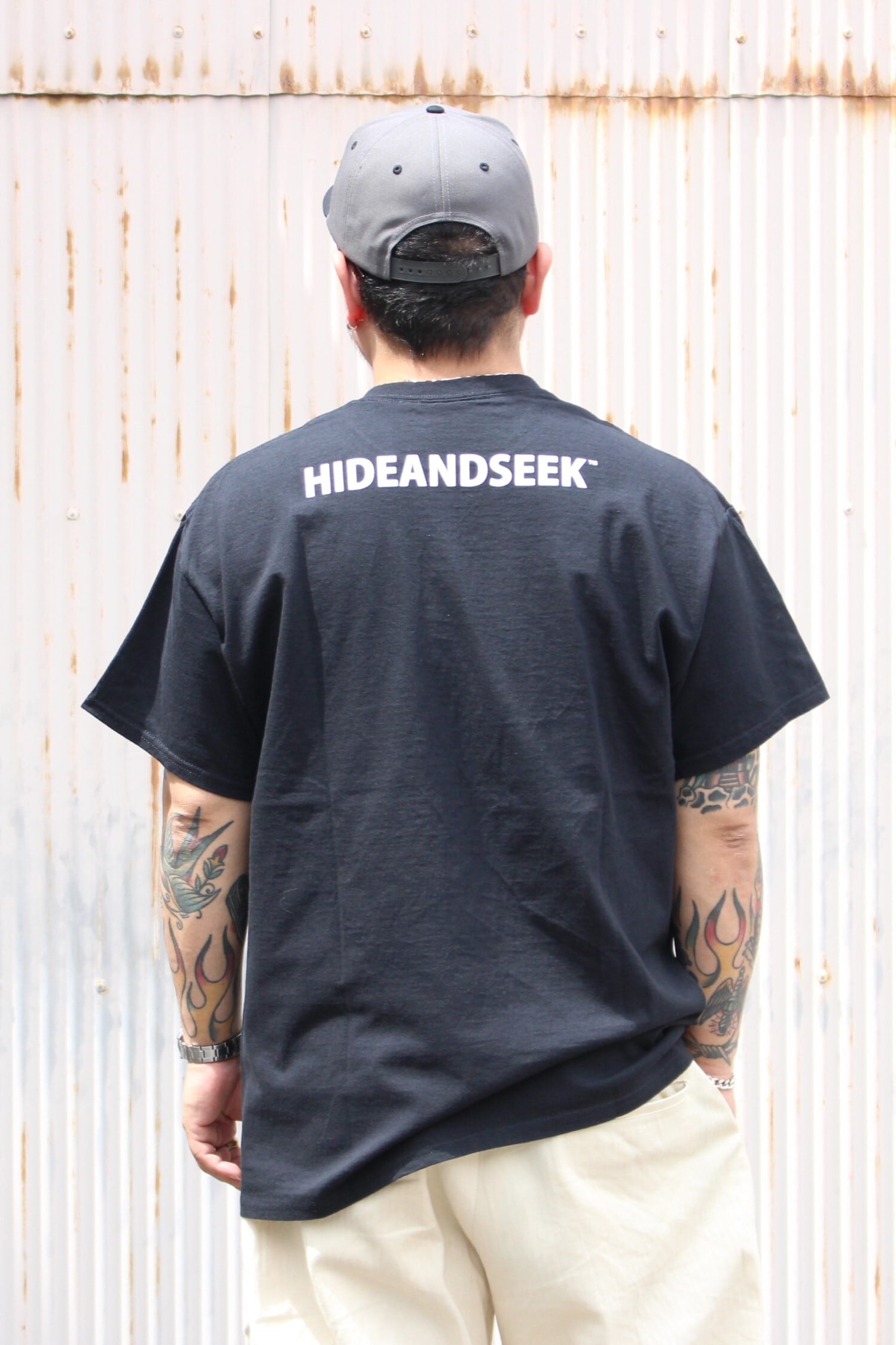 HIDE AND SEEK】90s S/S Tee -BLACK/RED（ハイドアンドシーク