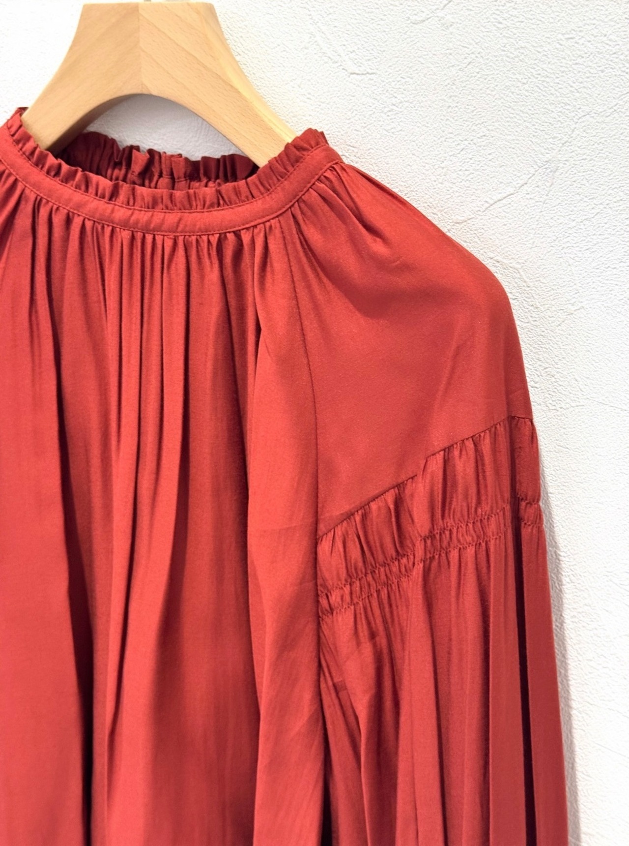 シャーリングネックブラウス