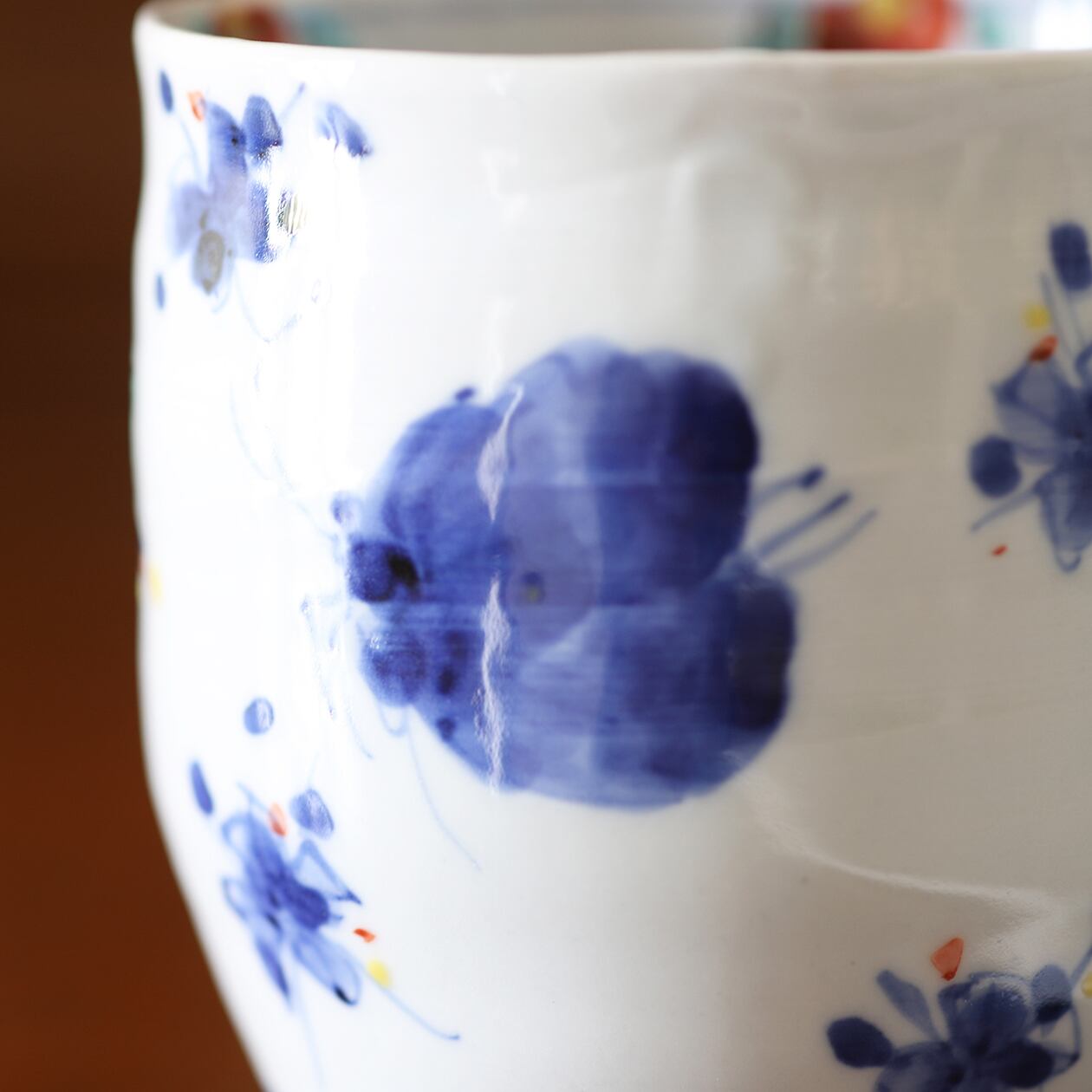 松尾貞一郎 ｜ 湯呑（染錦花蝶紋）貞土窯・有田 | にっこう生活館