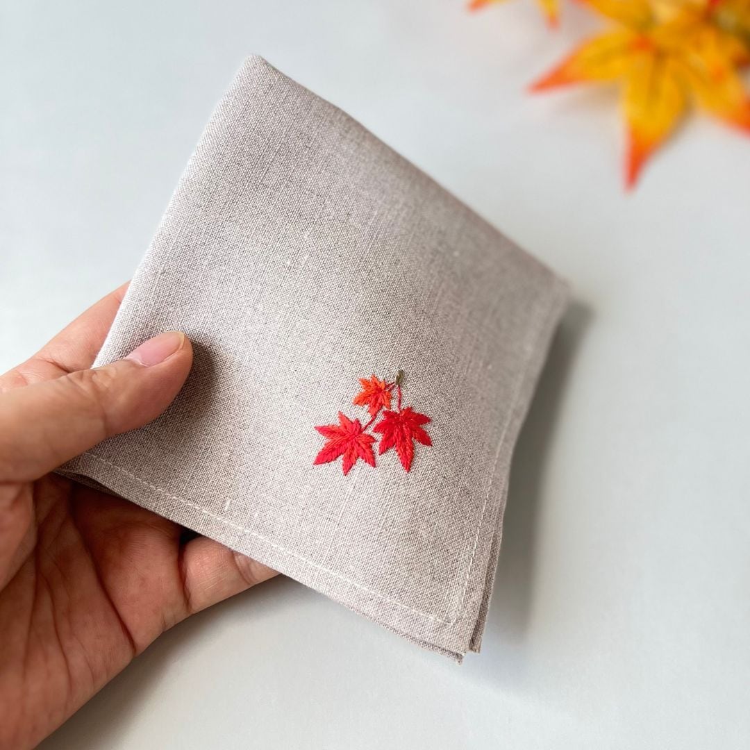 いろはに紅葉｜ソフトリネンの手刺繍ハンカチ（選べる布色・サイズ・名