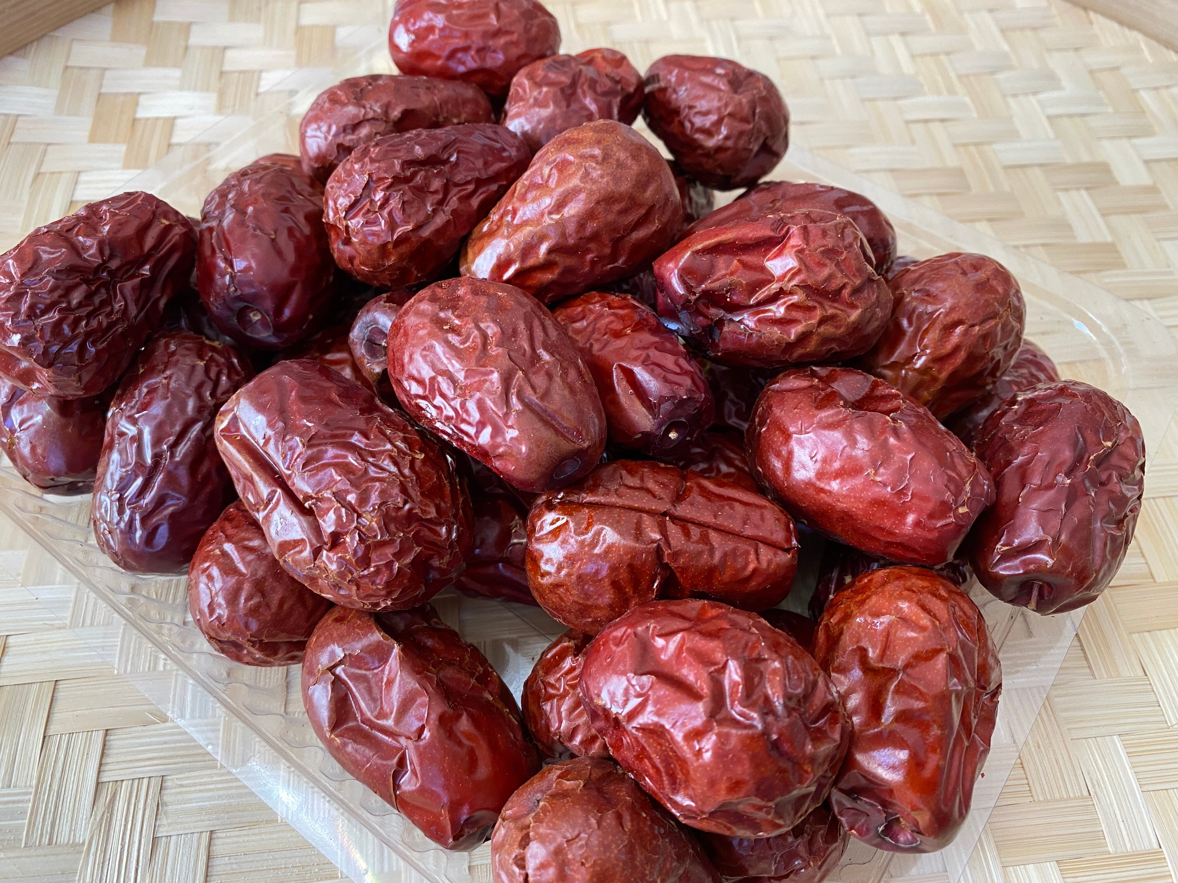 【新疆紅棗(特大粒一級)】:美味しくて栄養価値も高く、老若男女を問わず茶請けや食材としても愛されている天日干し棗。