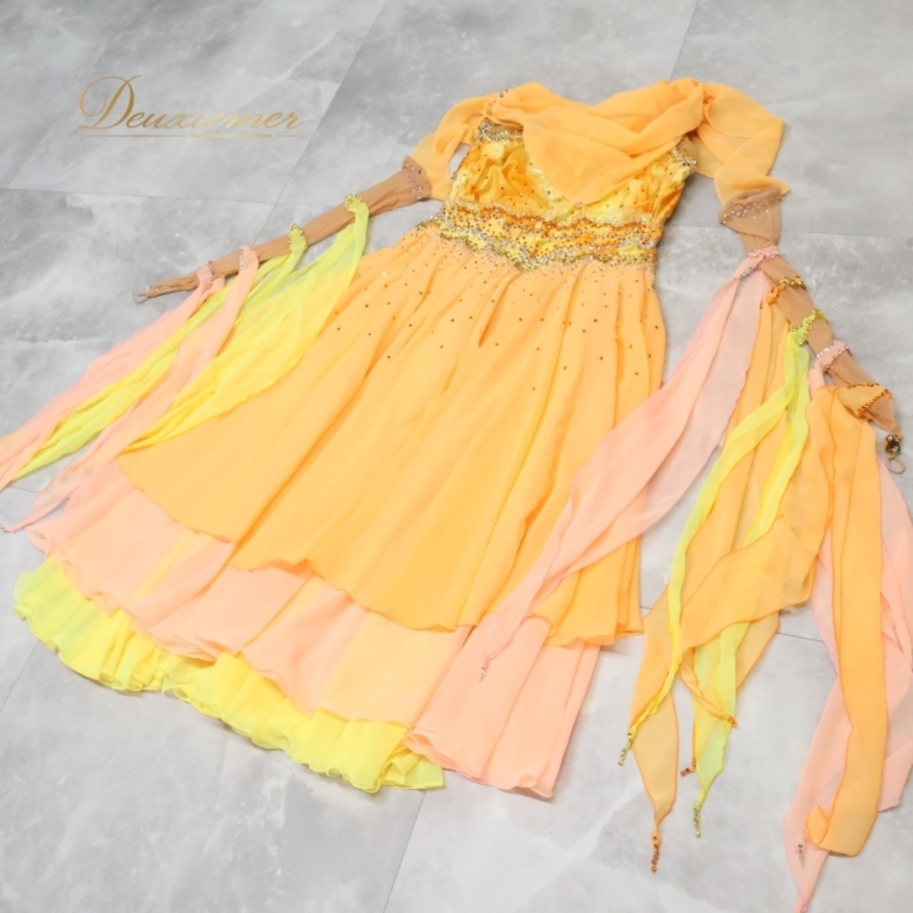 社交ダンス 衣装 スタンダードドレス ワンピース スタンダード フロート レース デモ 競技 ダンス パーティ 発表会 黄色 オレンジ 落ち感 明るい オレンジ系 イエロー系 フリンジ 豪華 軽量 シフォン おしゃれ 可愛い ふんわり カラフル ダンスウェア フェスティバル パフォーマンス