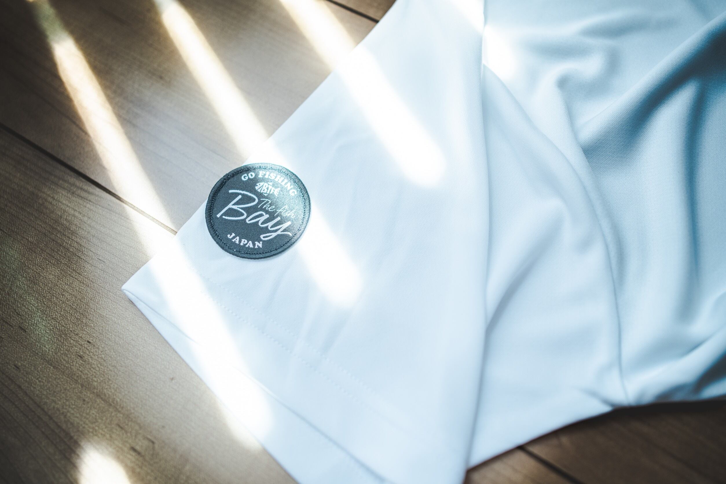 BAY THE FISH 4.7オンス ドライシルキータッチTシャツ | BAY THE FISH
