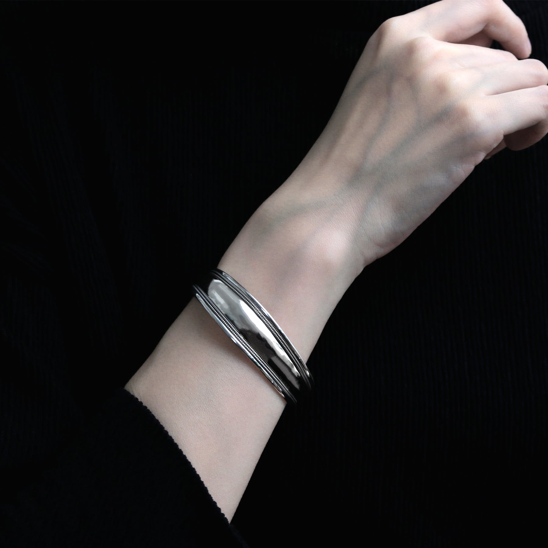 central bulge flat design bangle [kibuo] / Y2307KHB5203 | YArKA