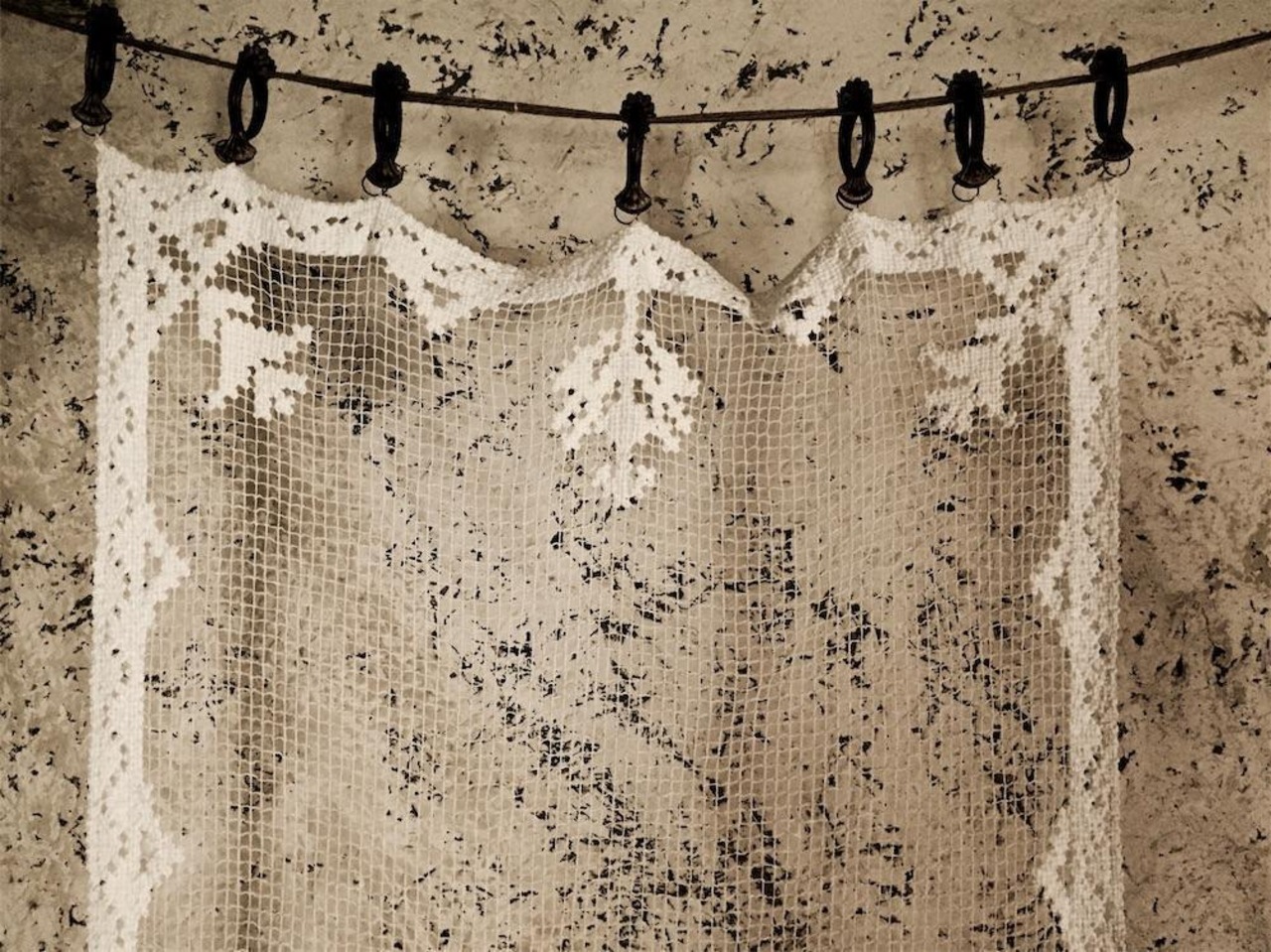 フランス 灰色と白薔薇と手編フィレレースカーテン 真鍮リング付 アンティーク