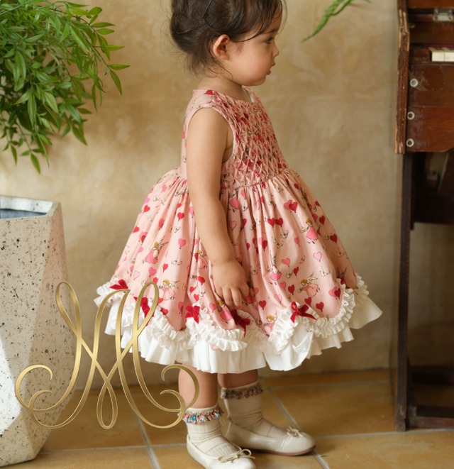 80~120 子供服 ワンピース 女の子 ピンク ノースリーブ 袖なし 天使 エンジェル キューピッド ハート 風船 バルーン スモッキング ギャザー シャーリング フリル スカラップ ティアード リボン 赤リボン 総柄 イラスト レトロ アンティーク ヴィンテージ 英国風 ヨーロピアン クラシカル ロリータ ドーリー ドール風 お呼ばれ 発表会 結婚式 バースデー 1歳誕生日 記念撮影 スタジオ撮影 お出かけ着 よそ行き 上品 可愛い インポート 海外子供服 スモッキングワンピース
