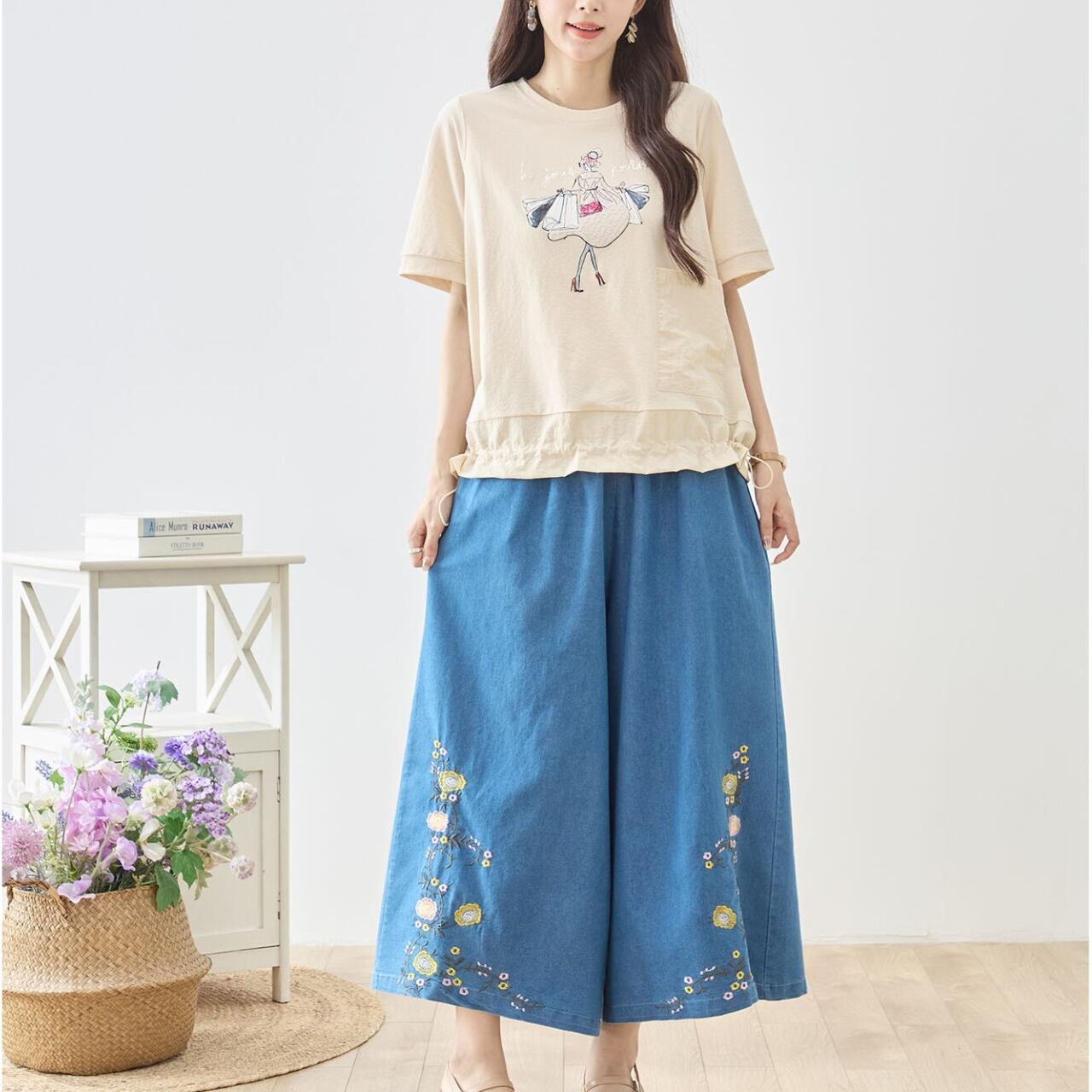 新作][TRUBE]フラワー刺繍フレアパンツ ワイドパンツ デニム 花 体型