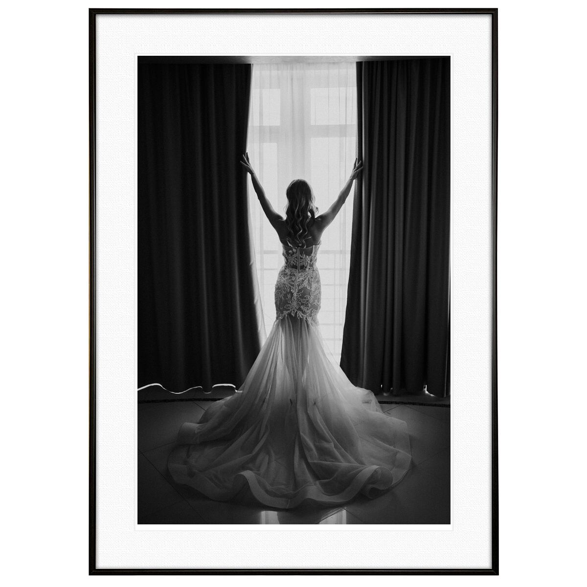 人物写真 カーテンを開けるウェディングドレスを着た女性 インテリアアート モノクロポスター額装 AS3067