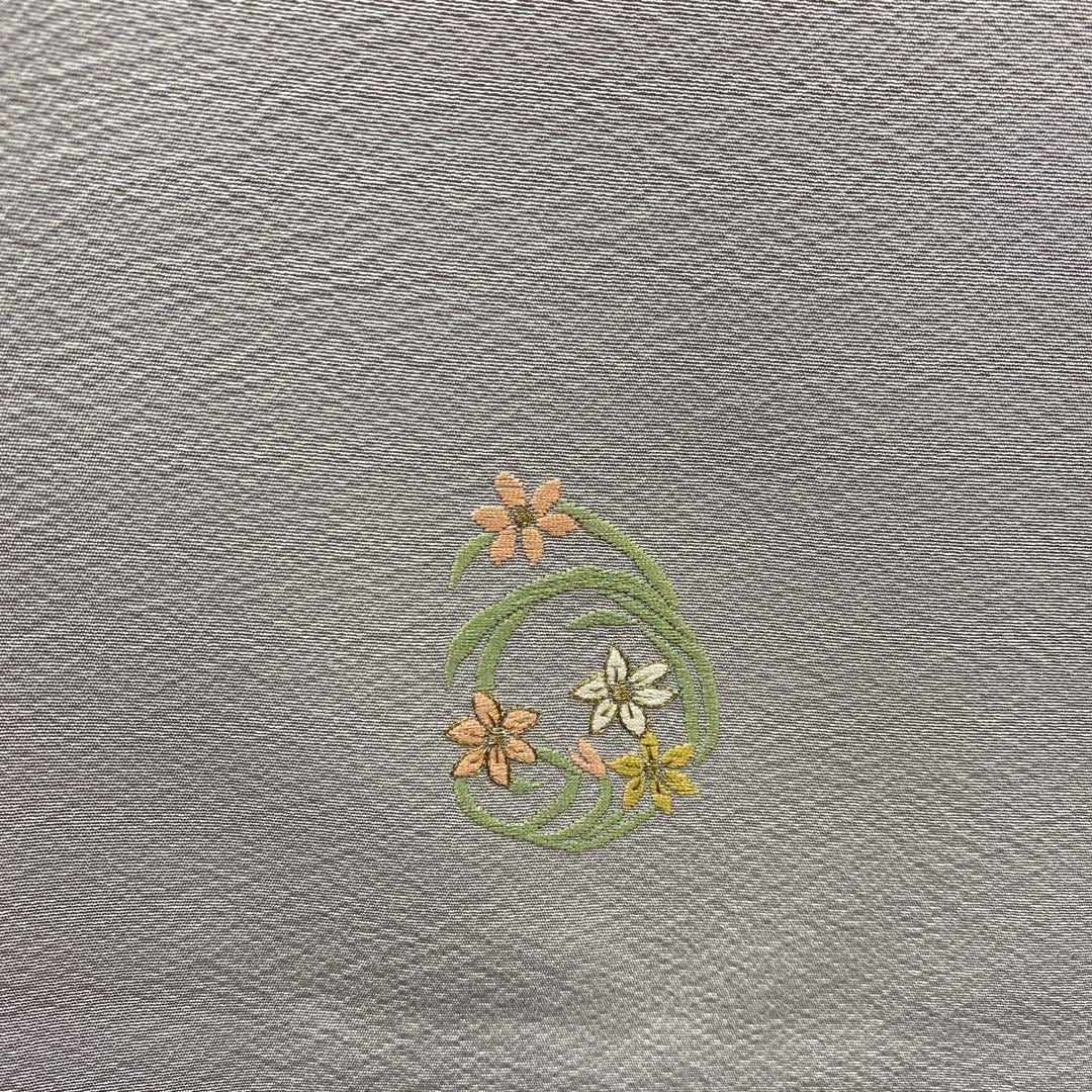 7013 花 刺繍 小紋 着物 正絹 薄グレー 未使用品 しつけ付き 飛び柄