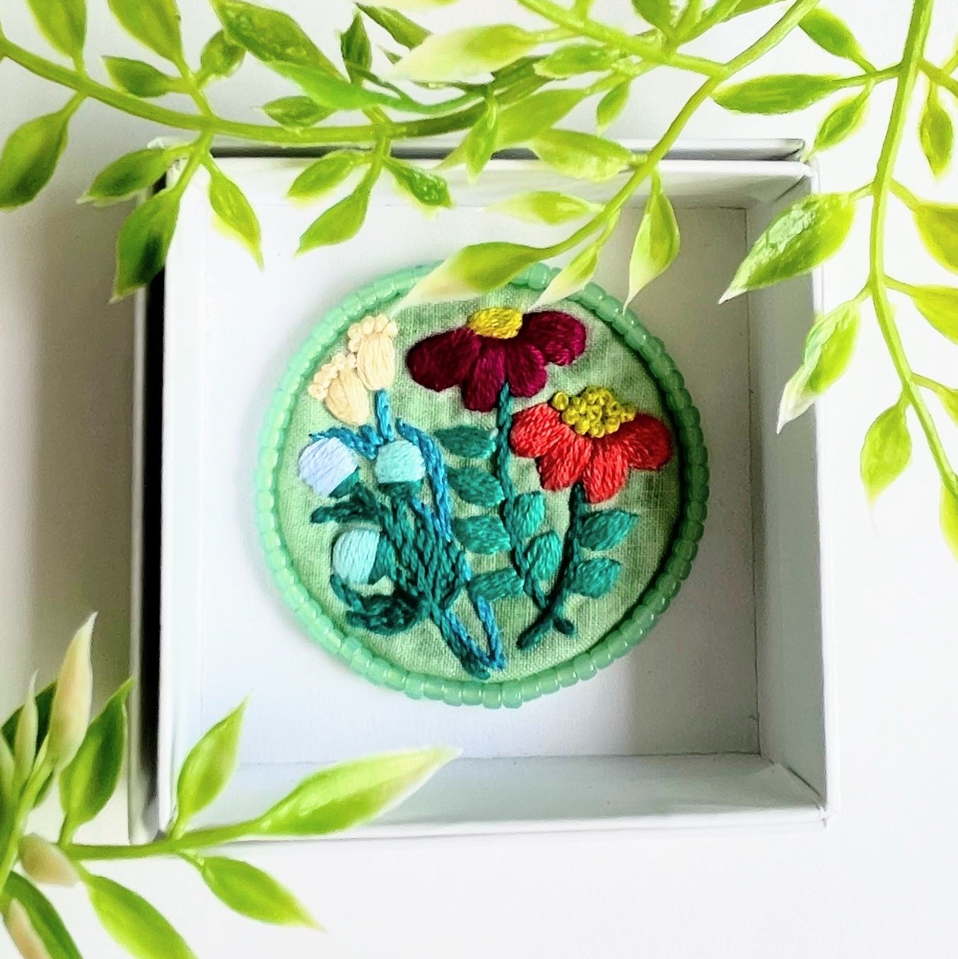 ビーズで飾った草花の刺繍ブローチ【botanical】#306 | j.couture