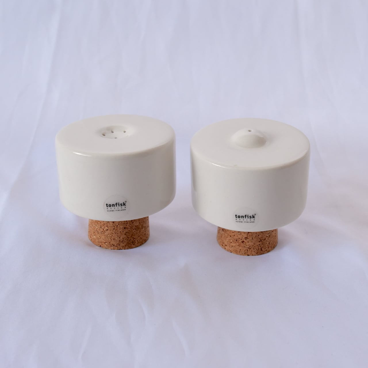 tonfisk design suomi finland　ソルト＆ペッパー　塩こしょう　調味料入れ　SHAKE Salt & pepper  shakers | キッチュ・マーケット powered by BASE