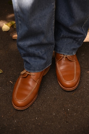 BURBERRY / vintage brown leather shoes .