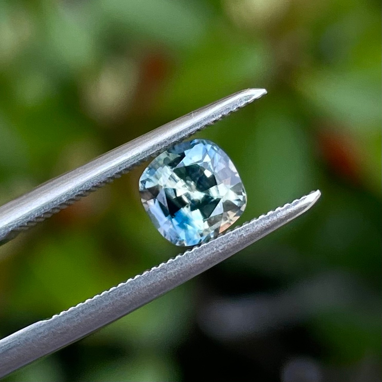 非加熱グラデーションカラーサファイア 5.5x5.4mm, 1.04ct, マダガスカル産