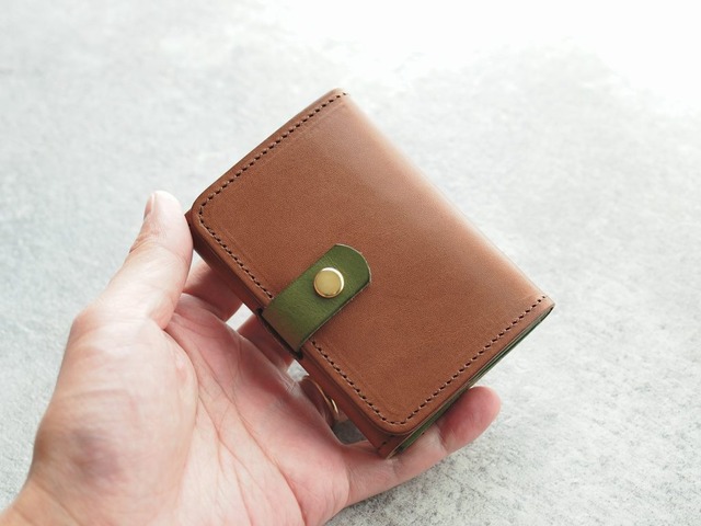 『名刺入れサイズの小さな財布 チョコ×グリーン栃木レザーモデル』限定品育てる愉しさがあるタンニンレザー 【送料込み】