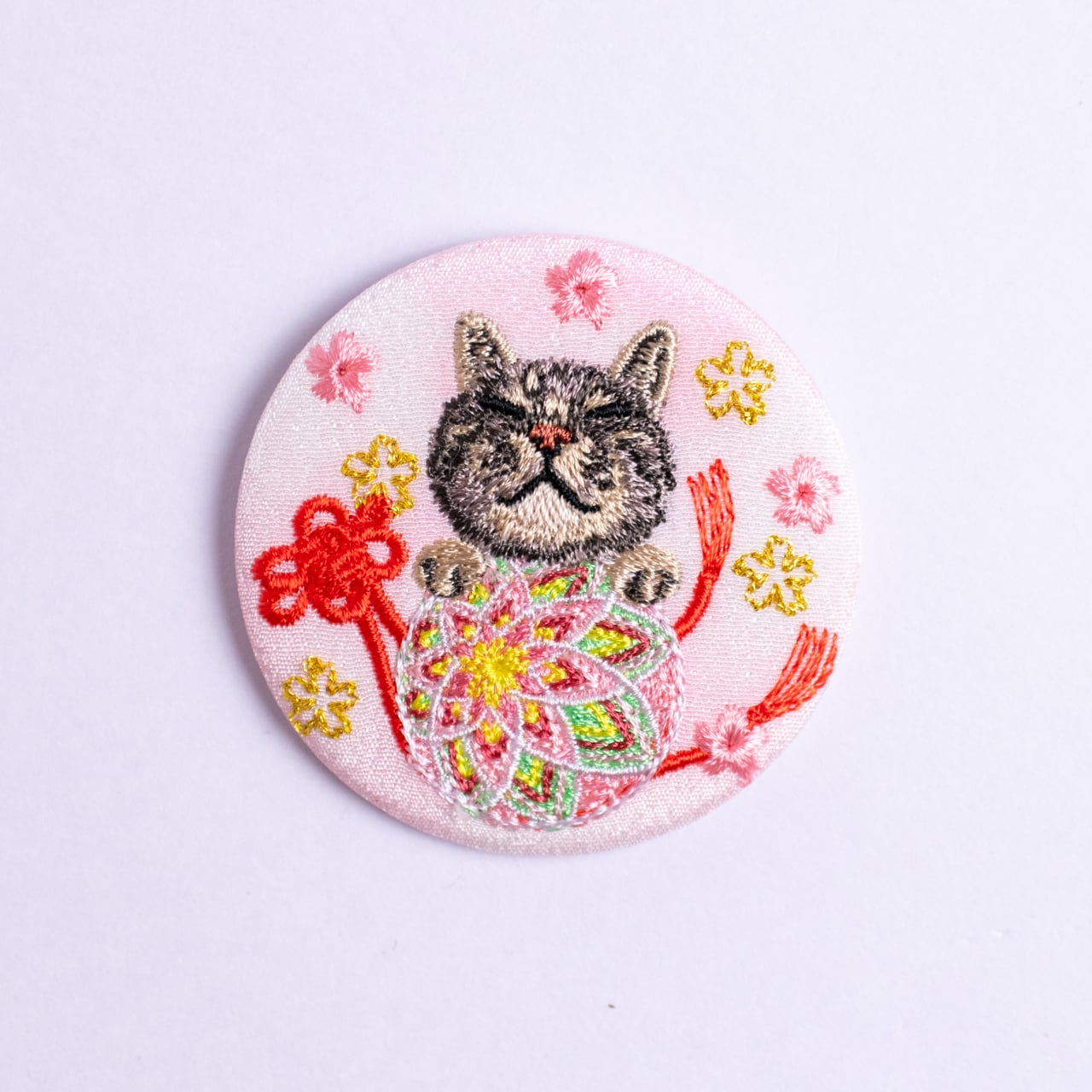 リピート限定】桜と手毬の和柄刺繍バッジ／刺繍シール | コイトネコ