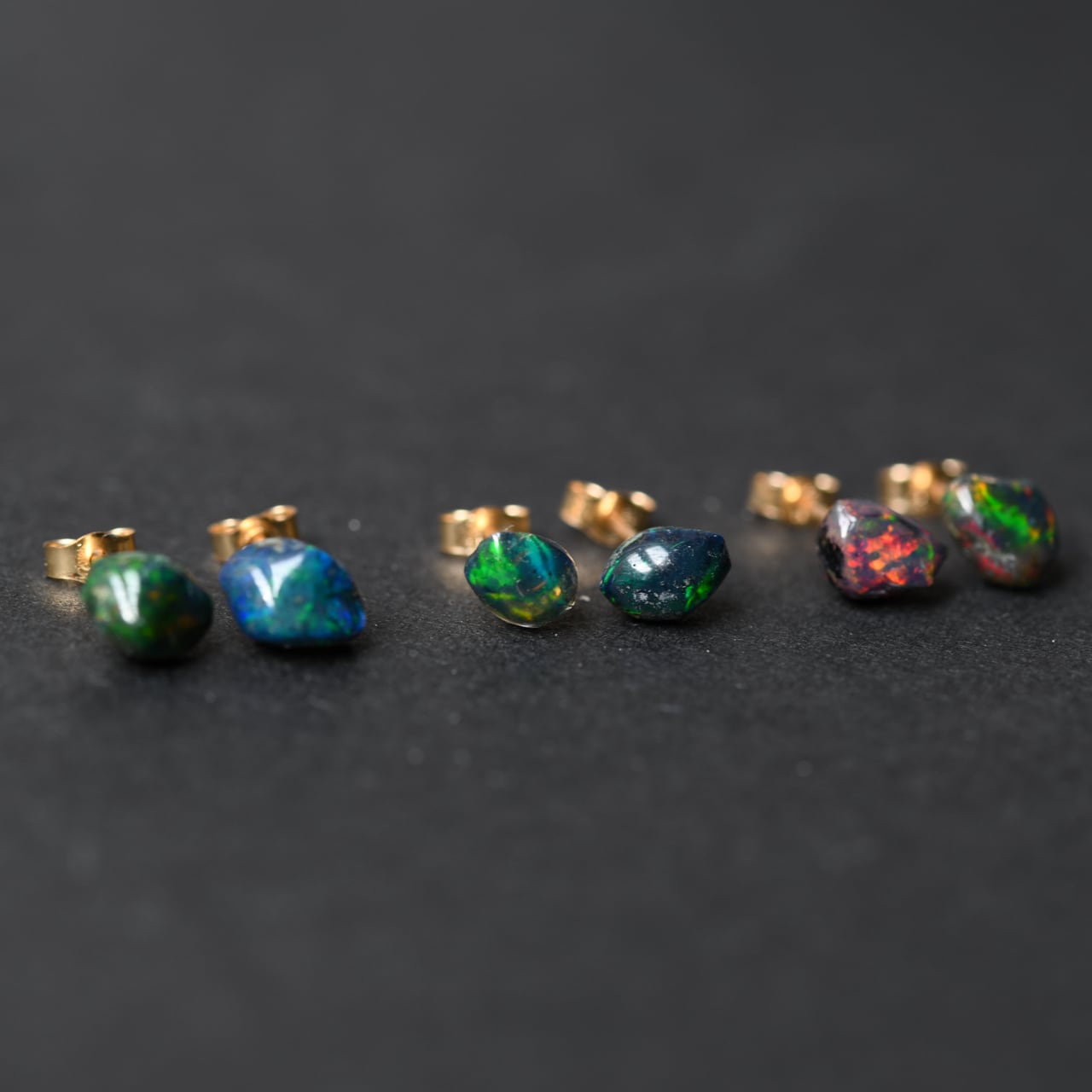 【再0128】ピアス ブラックオパール※超高品質 染色ブラックオパール ミニピアス 原石 鉱物 シンプル 仕事 オフィス