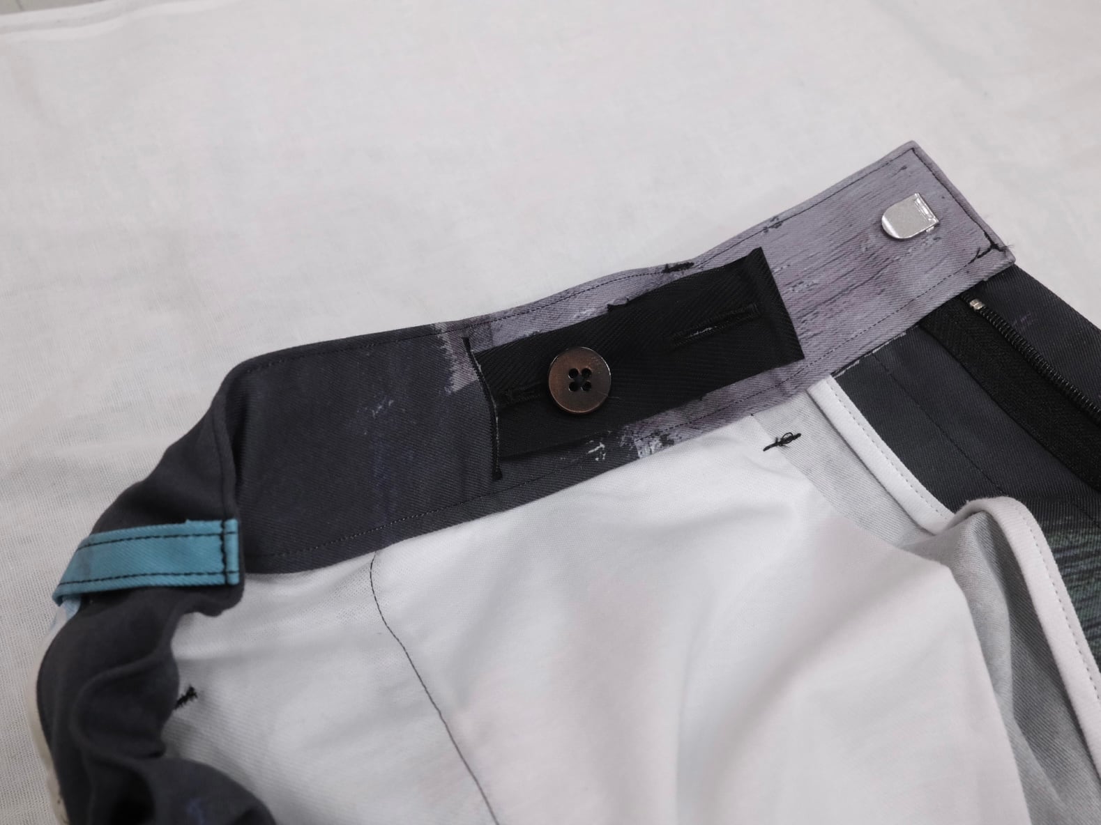 REVERBERATE” TACKED CHINO SHORTS - PATTERN - STANDARD DARK