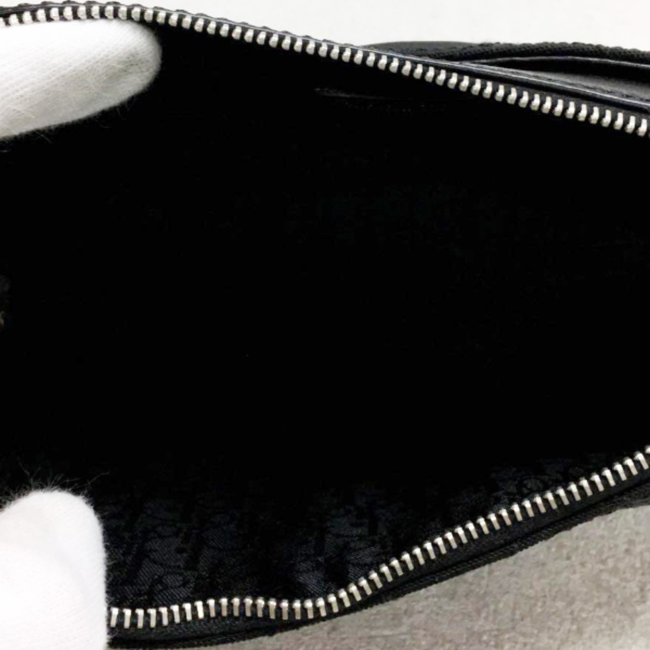 Christian Dior(クリスチャンディオール)ロゴポーチ/ブラック