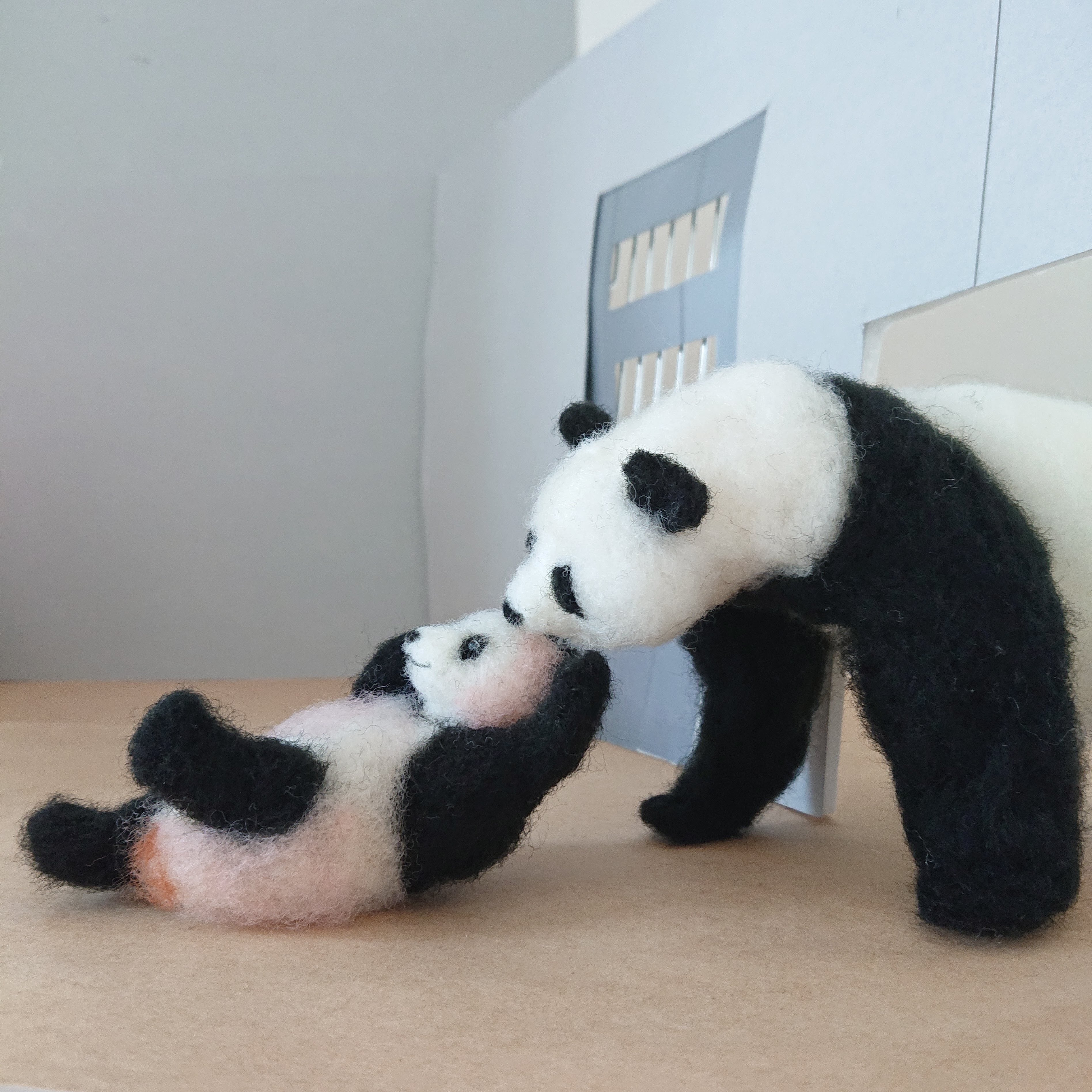 シャンシャン初公開日の名シーン！ ママパンダと引きずられる赤ちゃん