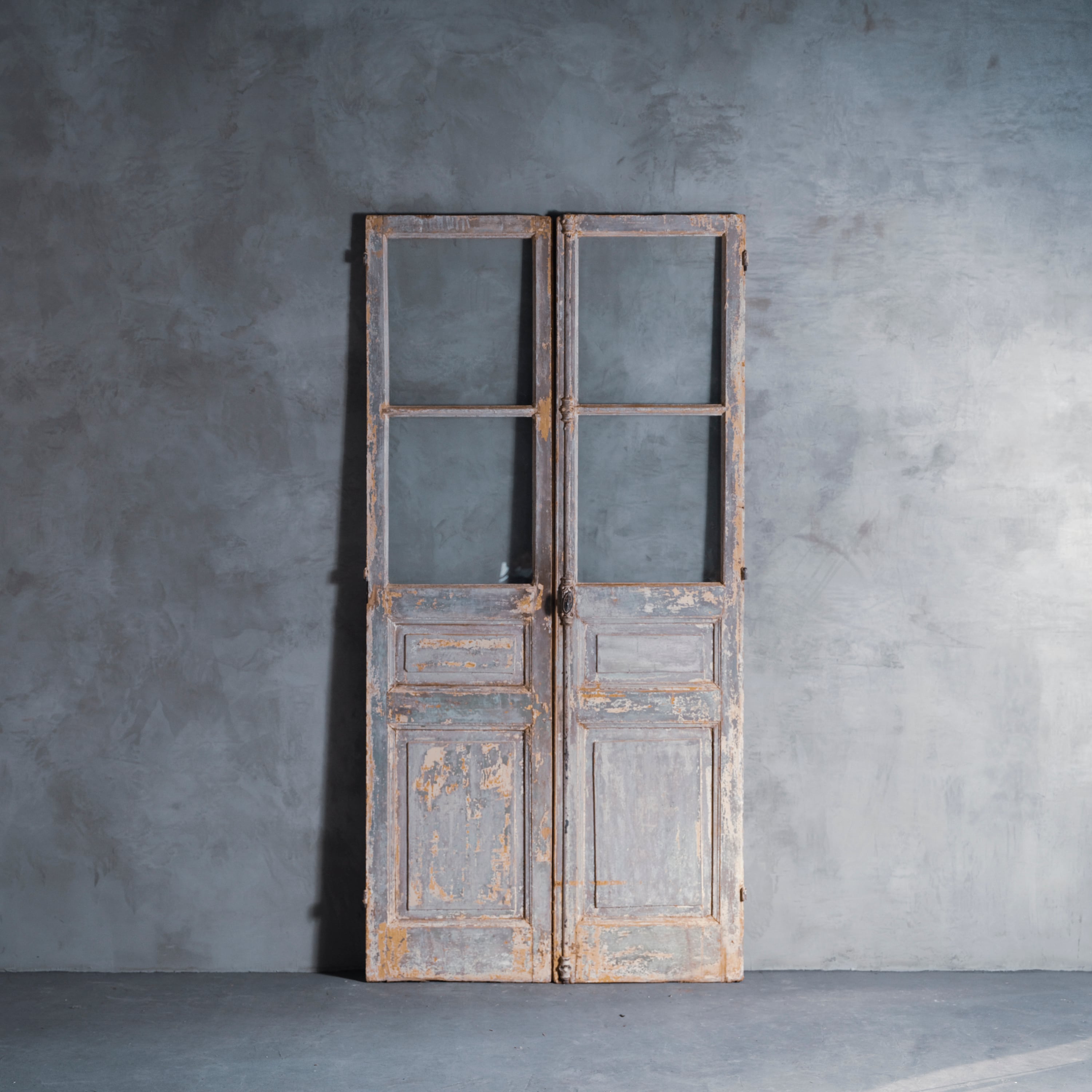 ドア/アンティークフレンチドア/グレモン錠/フランス建具/ペイントドア/シャビーシック/撮影背景/スタジオ