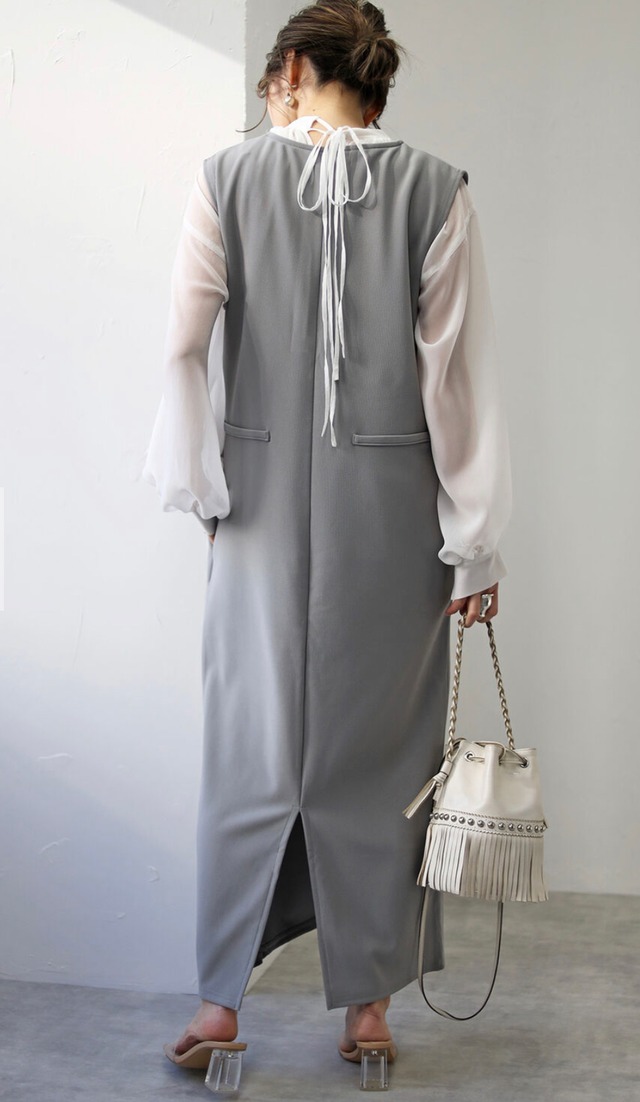 Vネックノースリワンピース