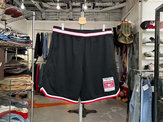 Supreme × MITCHELL&NESS BASKETBALL SHORT BLACK MEDIUM 24113