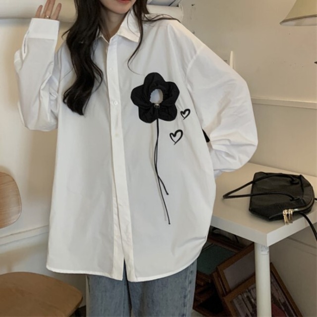 ホワイトシャツ 長袖 ルーズフィット フラワーモチーフ ボタンシャツ オーバーサイズ