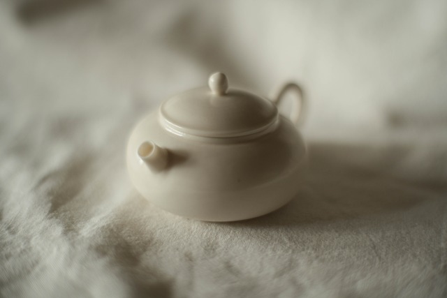 徳化薄胎薪窯白磁茶壺　長月地（ろくろ引き/満水容量95cc）