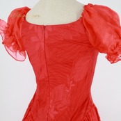 フラダンス 衣装 ワンピース ドレス レッド系 マカマカ 花柄 フラワープリント パフスリーブ オーガンジー MakaMaka かわいい おしゃれ 光沢 高級感 華やか 鮮やか フリル 赤 レッスン 練習 アロハ フラ ダンス 鮮やかな 見映え ステージ映え エレガント かわいらしい 美しい ドレスアップ