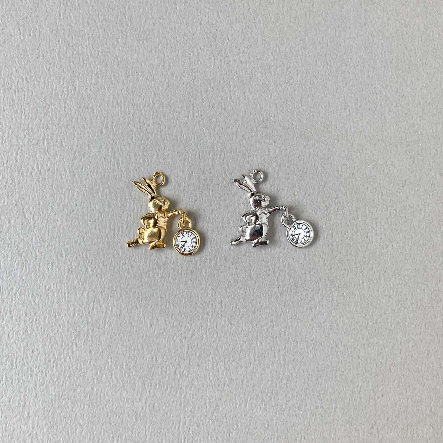 時計を持ったうさぎのチャーム（20mm） | Dua-アクセサリーパーツショップ