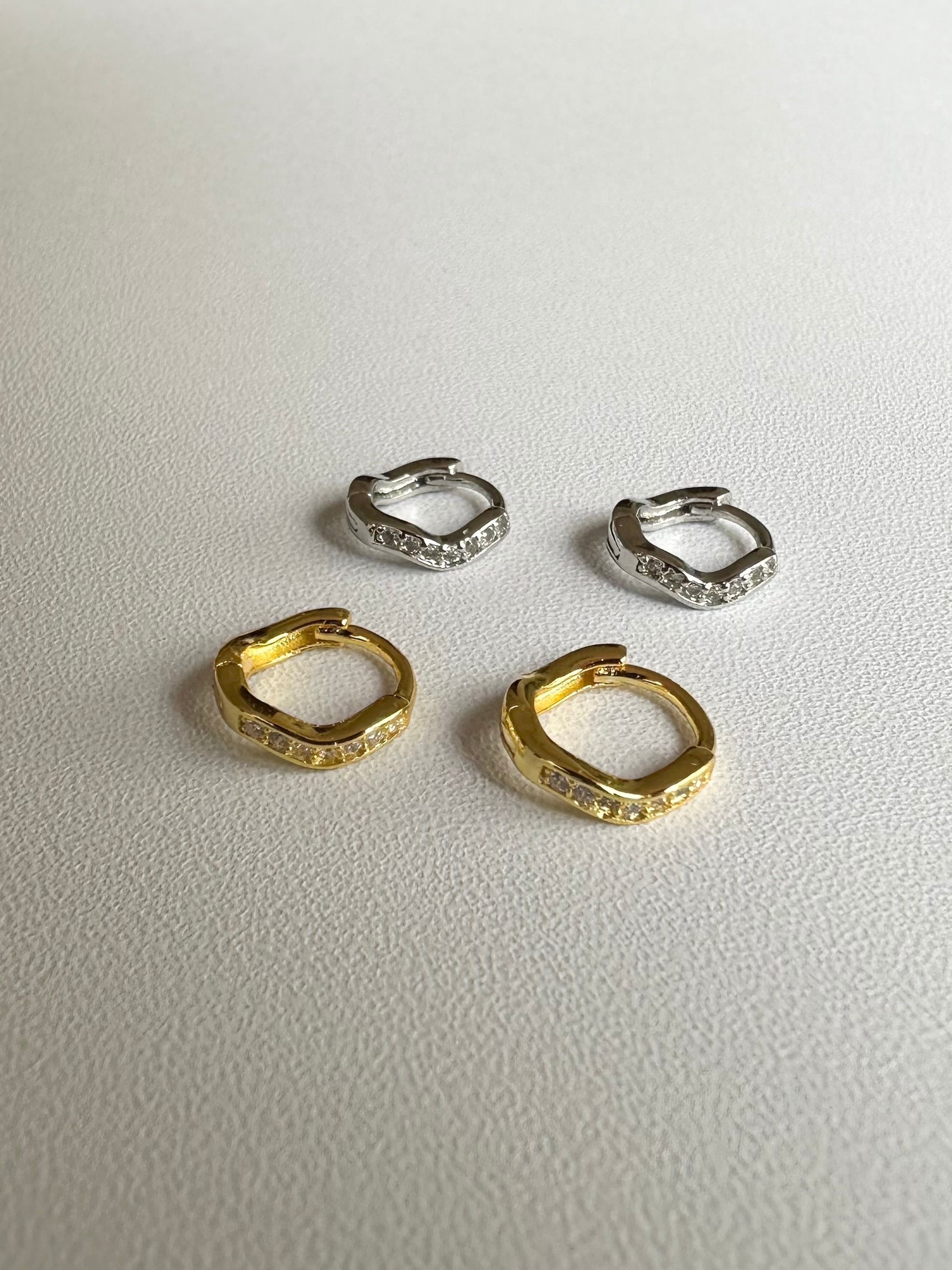 y project クリスタルフープピアス SS キラキラウェーブフープピアス | none