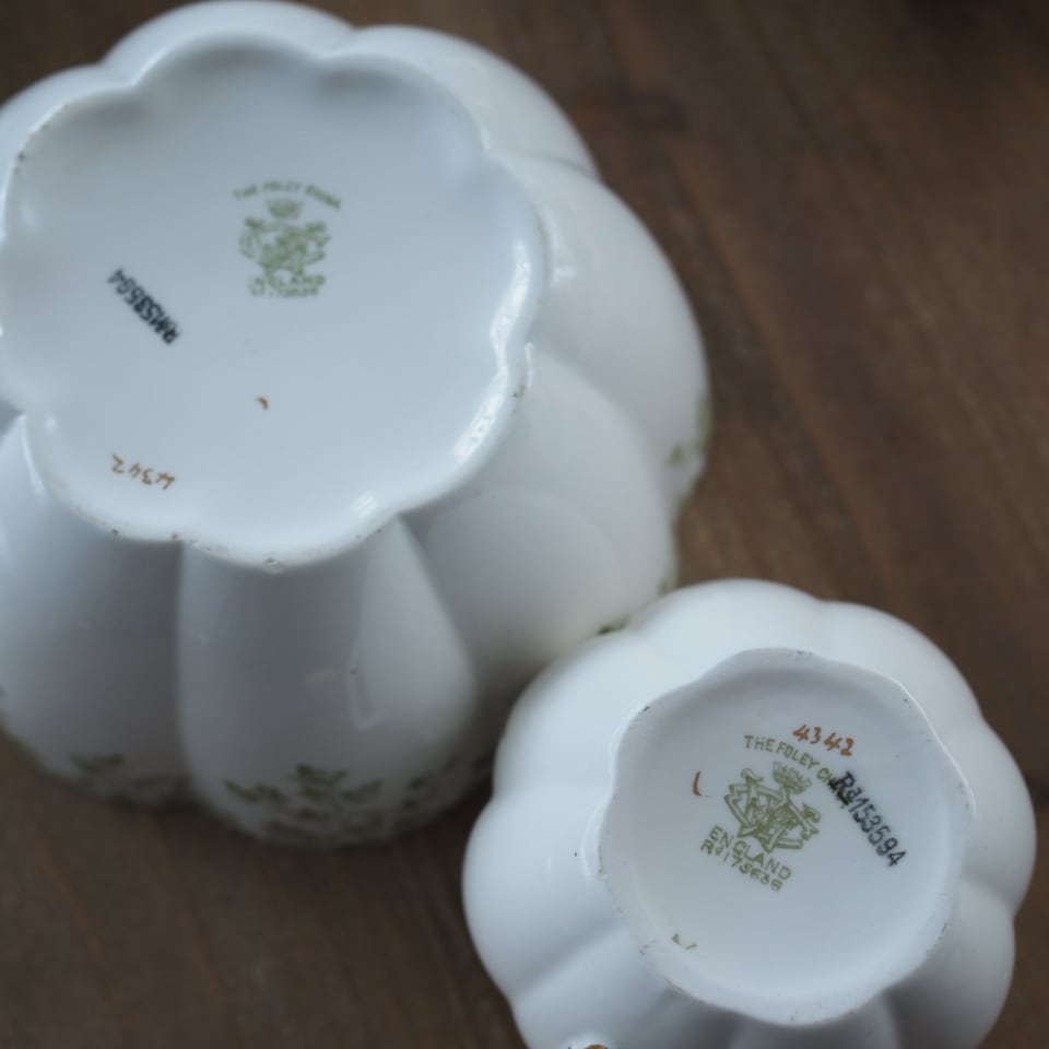 英国シェリー 優雅なアイビー柄が美しいアンティーククリーマー