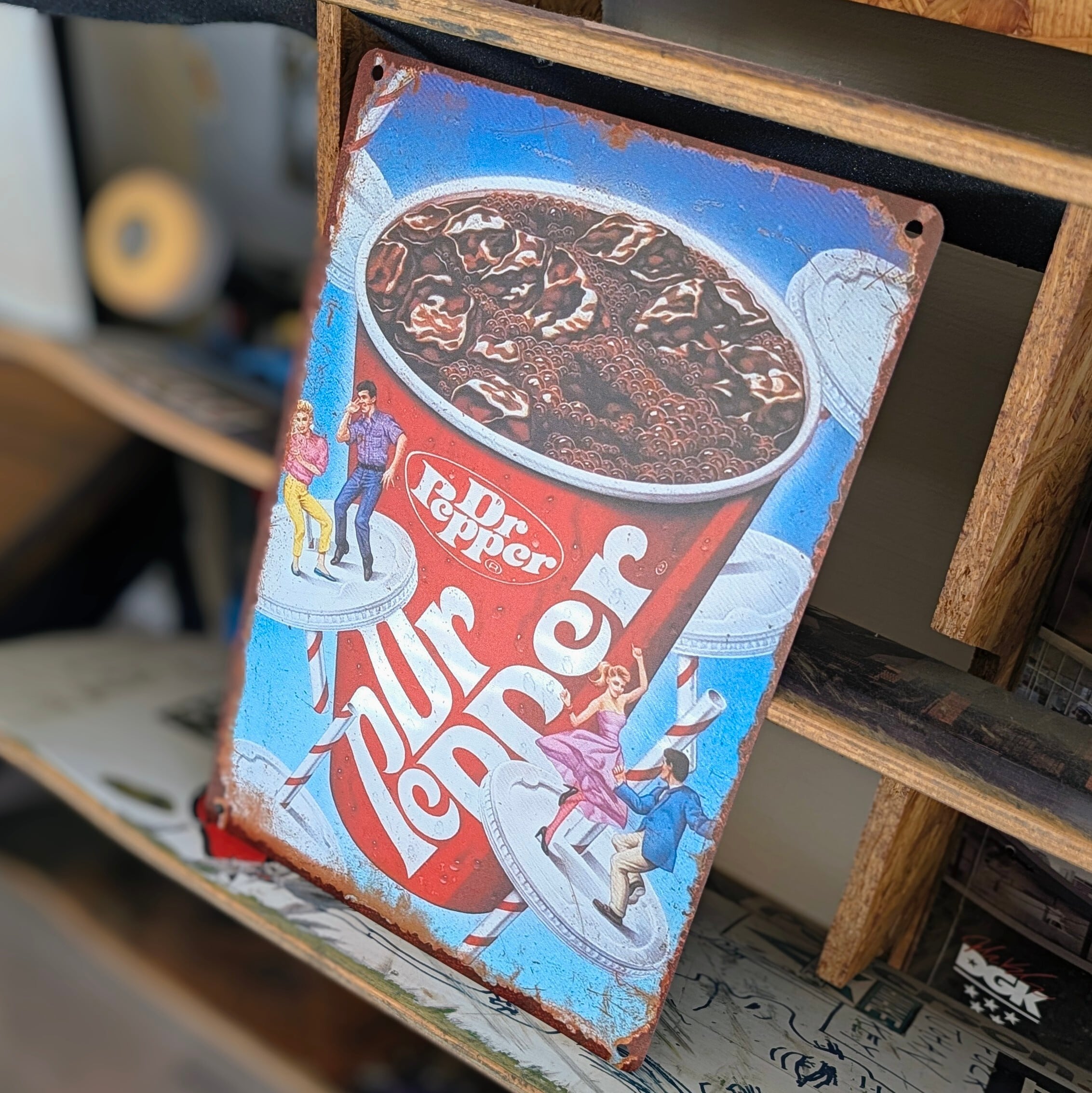 送料無料!ちょうどいいブリキ看板【 Dr.Pepper ( ドクター・ペッパー ) 】 METAL SIGN / メタルサイン / ブリキ看板 / サインボード / ビンテージ加工〚アメリカン雑貨 アメトイ〛